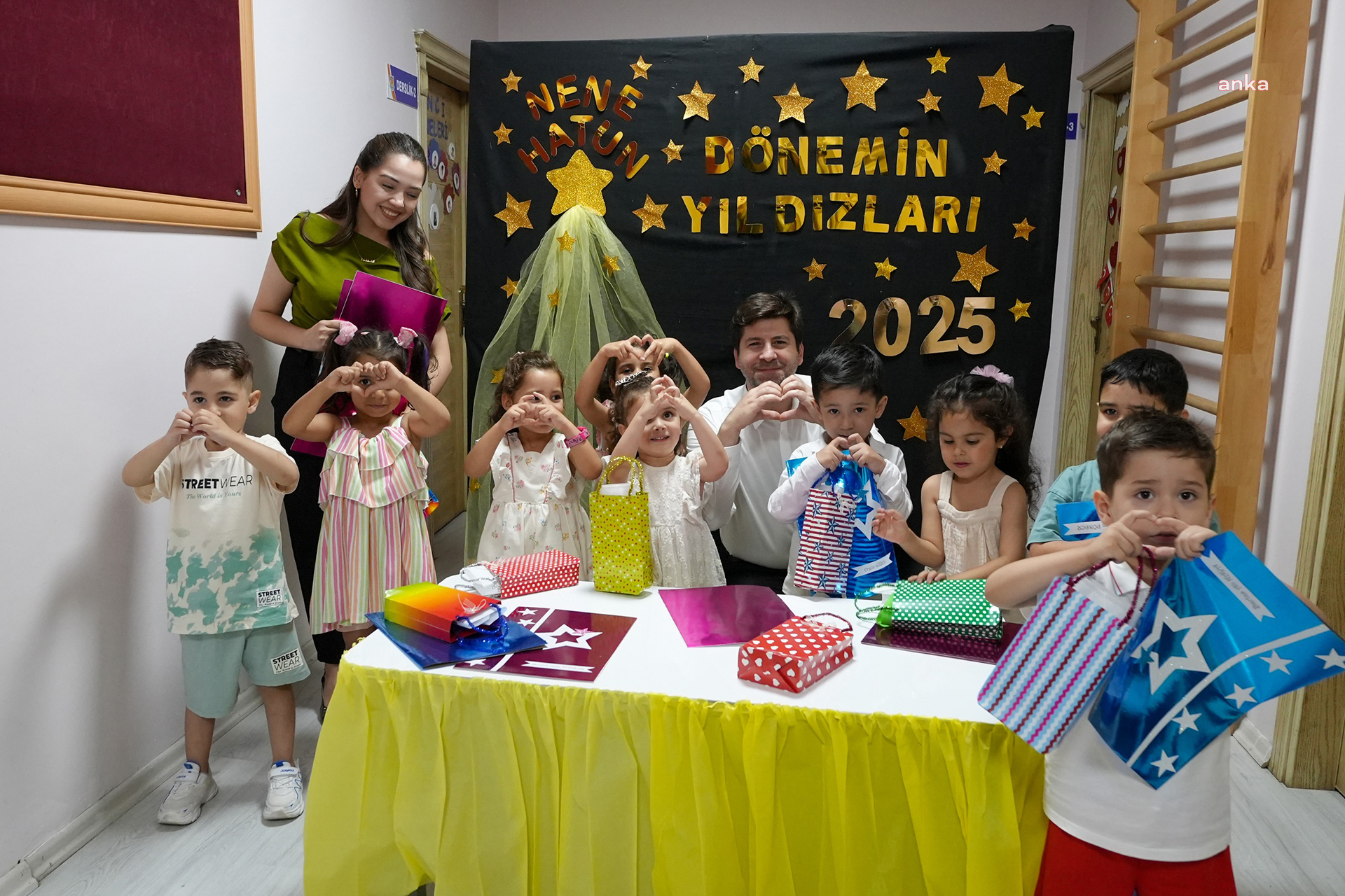 Tarsus Belediye Başkanı Boltaç, miniklerin karne heyecanına ortak oldu