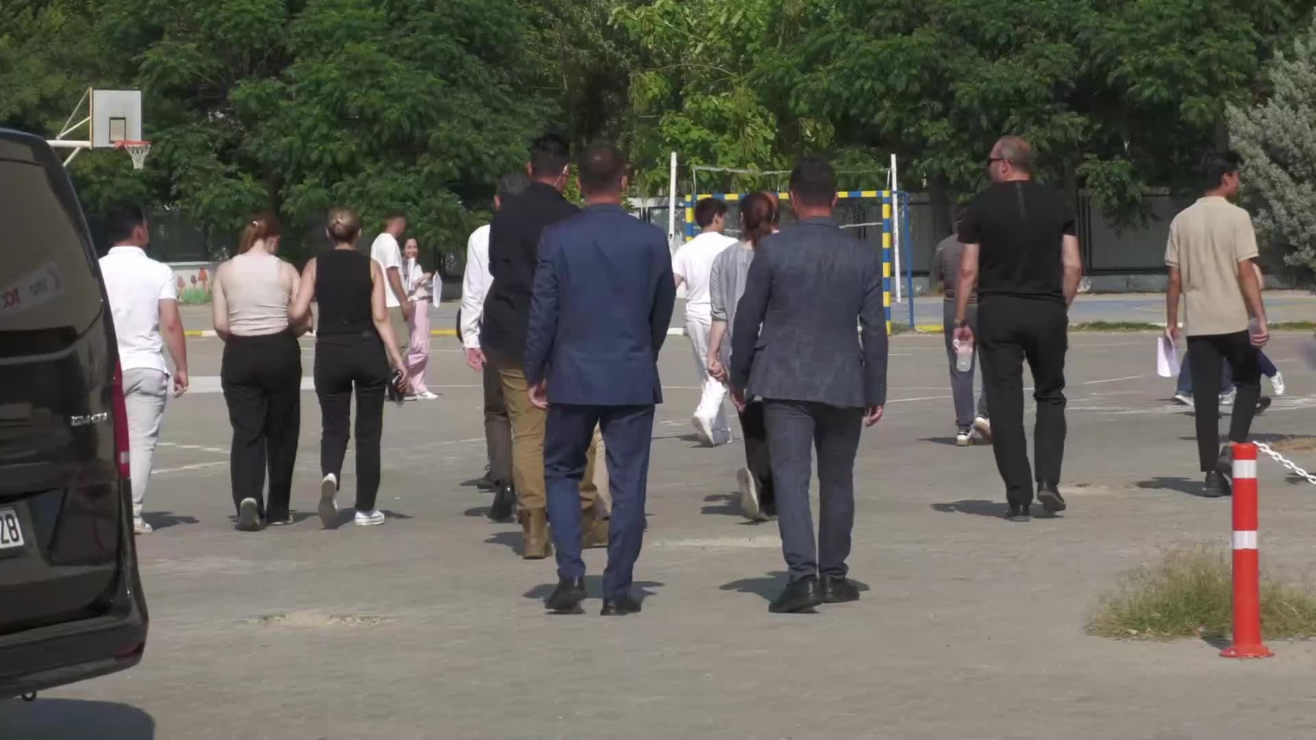 CHP Genel Başkanı Özel, Ferdi Zeyrek'in kızı Nehir'i sınav sabahı yalnız bırakmadı