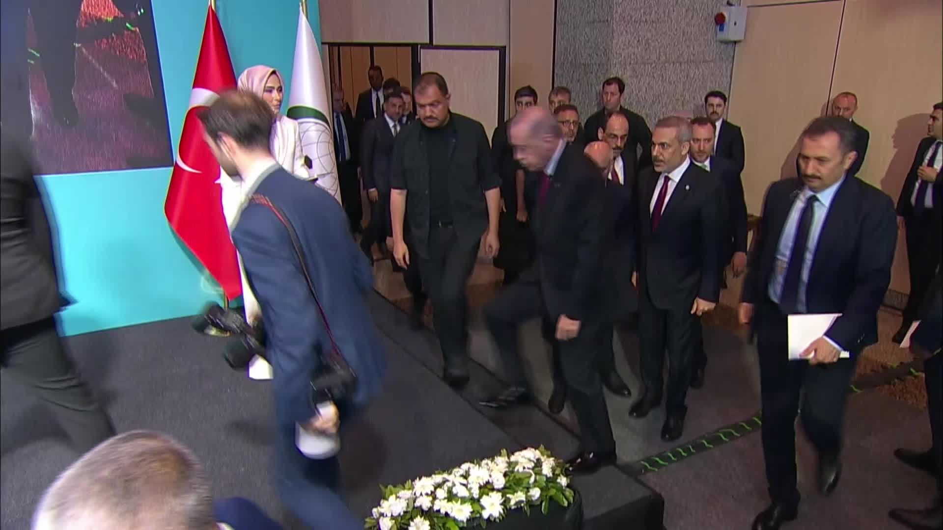 Cumhurbaşkanı Erdoğan’dan İİT üyelerine birlik mesajı: İstanbul’un kaderi Şam’ın, Bağdat’ın, Kahire’nin, Trablus’un, Tahran’ın, Kudüs’ün ve Gazze’nin kaderinden ayrı değildir