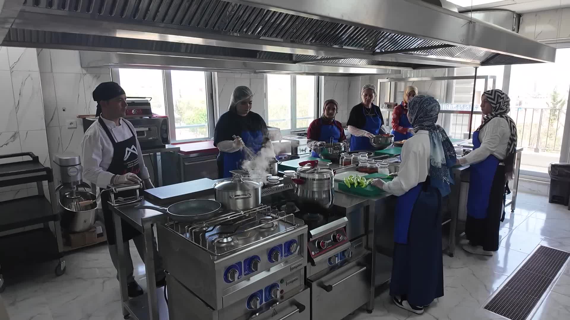 Mersin Büyükşehir Belediyesi'nin MERCEK kursları ile geleceğin aşçıları yetişiyor