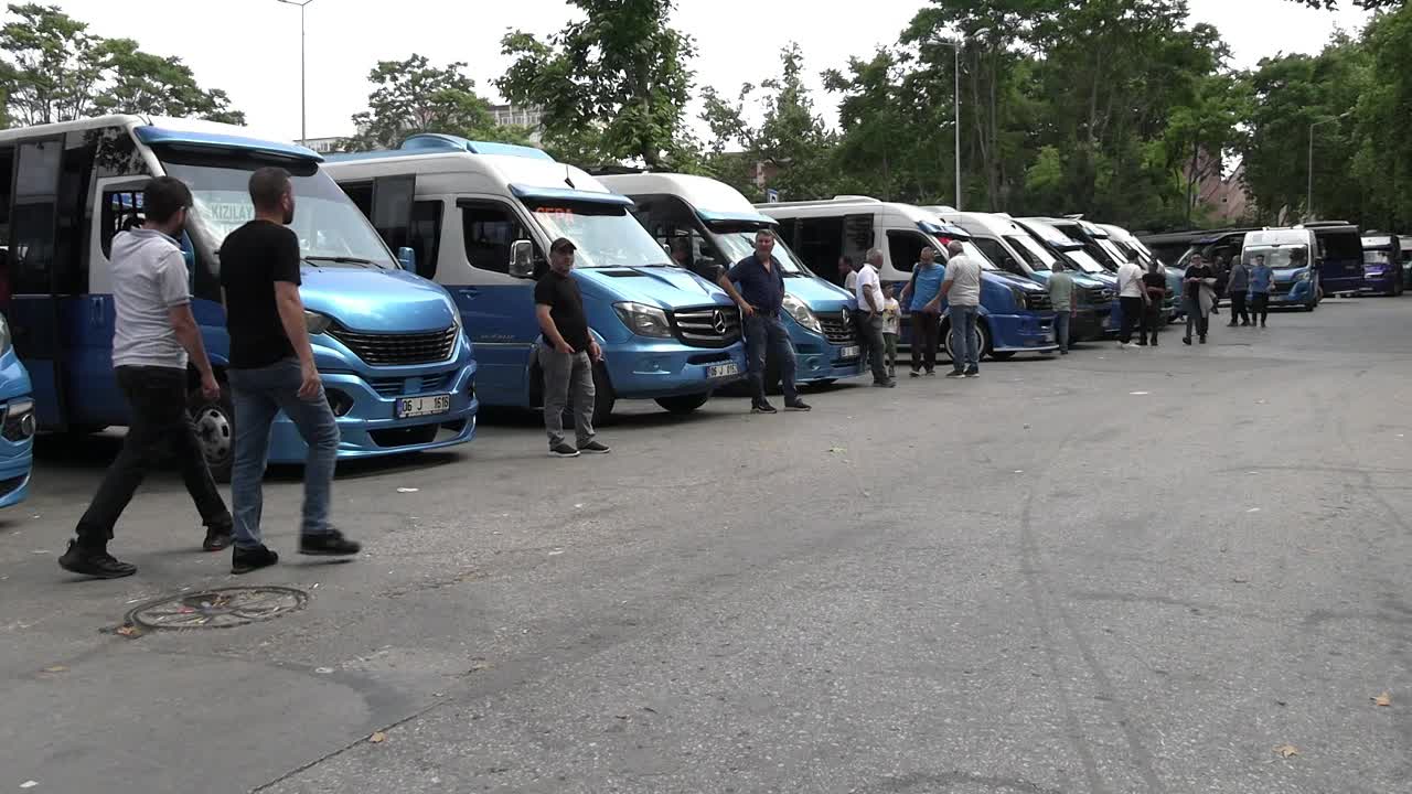 Akaryakıta gelen zamlara tepki... Minibüsçü esnafı: "Tamirciye verecek para bulamadığımız için artık kendimiz yapıyoruz"