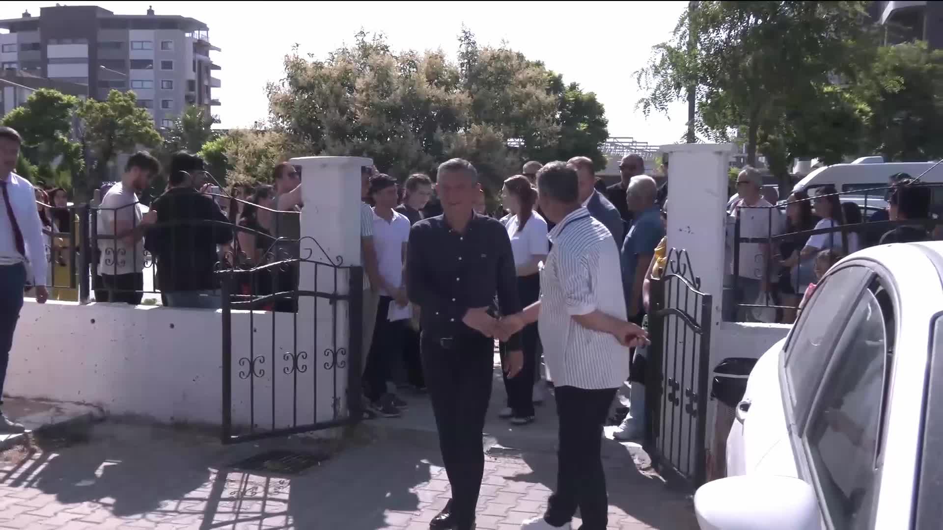 CHP Genel Başkanı Özel, Ferdi Zeyrek’in kızı Nehir Zeyrek’i, YKS’nin ikinci oturumuna da getirdi
