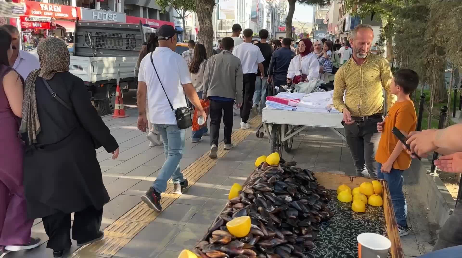 İran-İsrail arasındaki gerilim devam ediyor... Vanlı vatandaşlar: “Biri öksürse Türkiye’nin ekonomisi çöküyor, bu saatten sonra bu ekonomi böyle düzelmez”