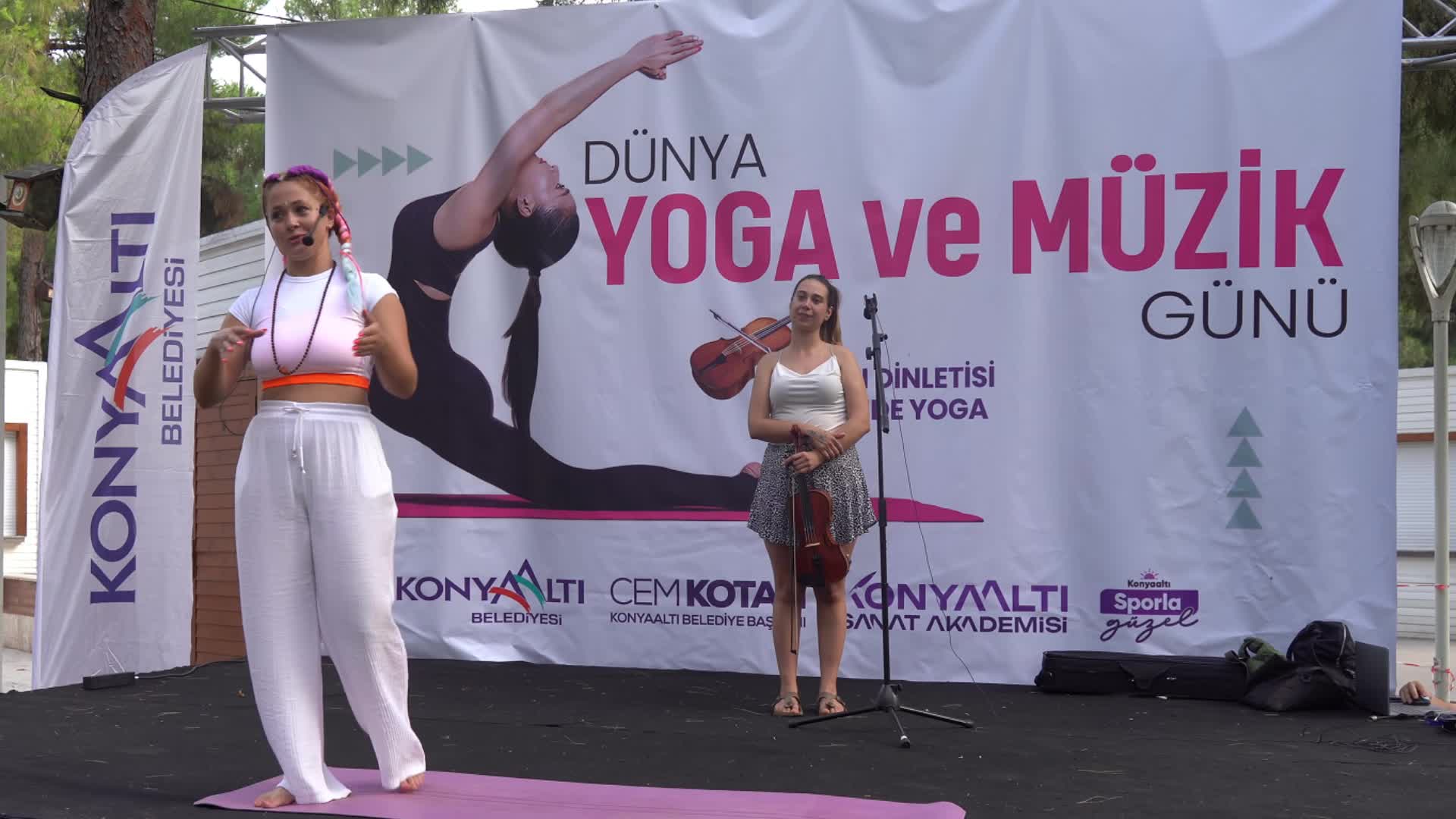 Konyaaltılılar keman dinletisi eşliğinde yoga yaptı