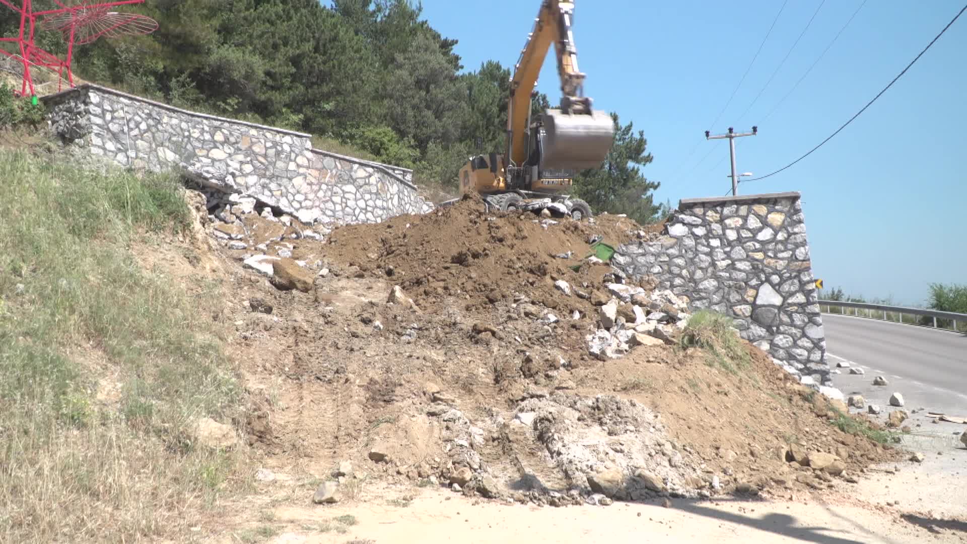 Osmangazi Belediyesi, Uludağ yolundaki kaçak duvarı yıktı