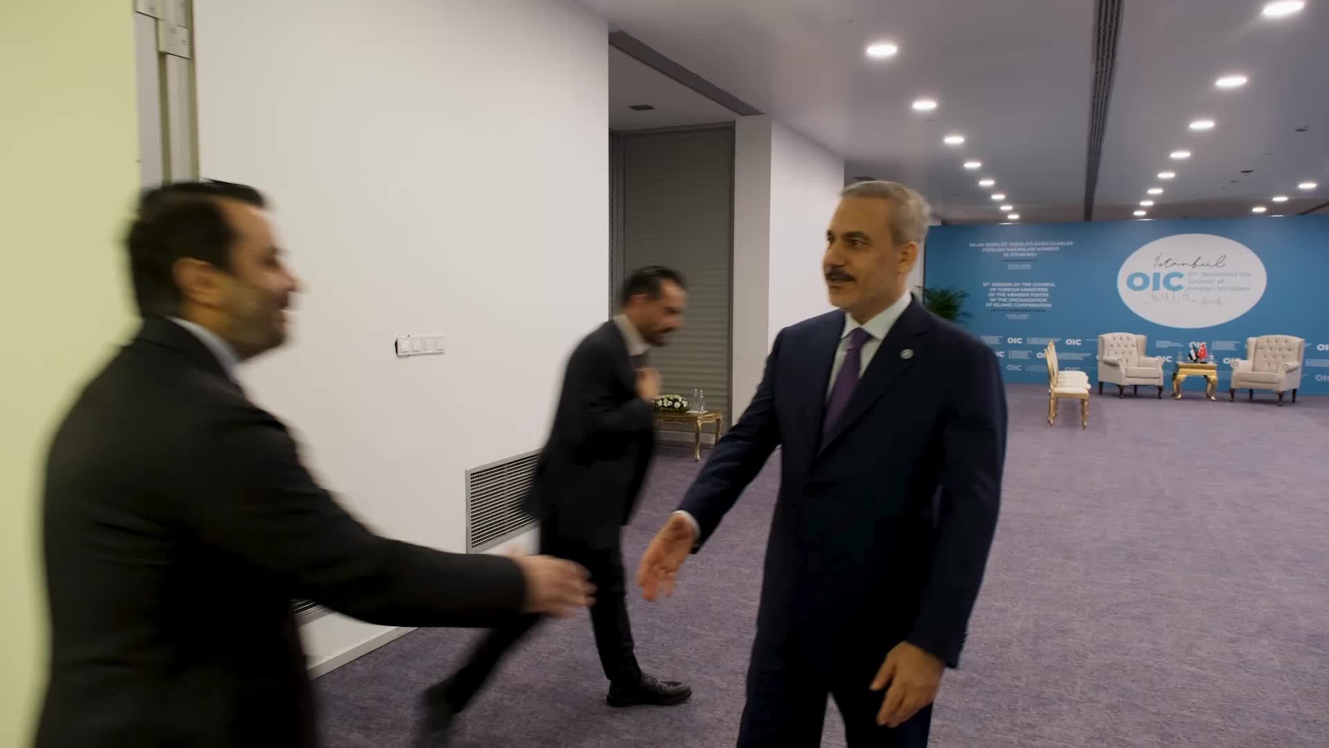 Dışişleri Bakanı Fidan'dan, İİT Zirvesi'nde yoğun diplomasi trafiği