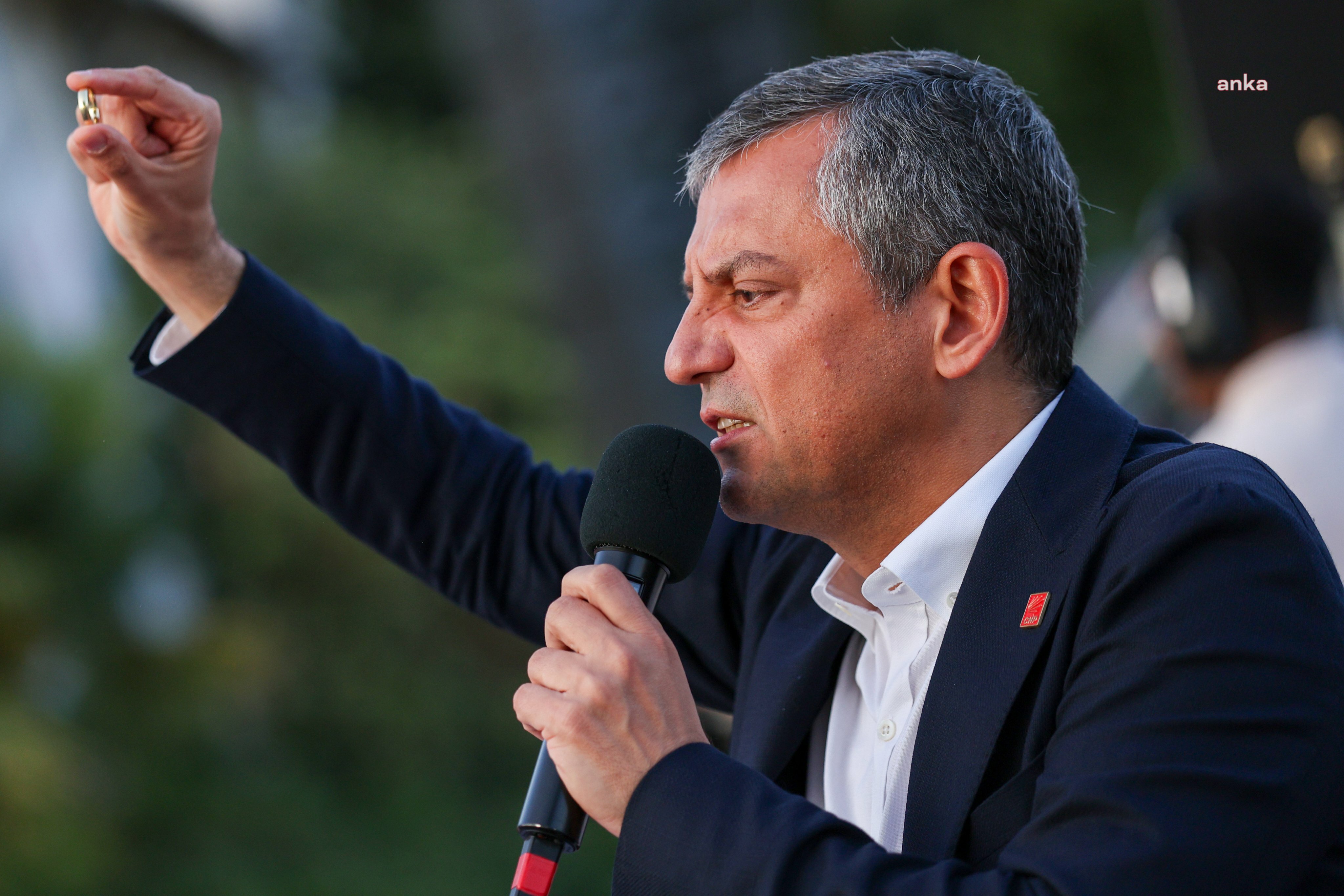Özgür Özel'den Suriye'de kiliseye saldırıya tepki: İnsanlık suçu