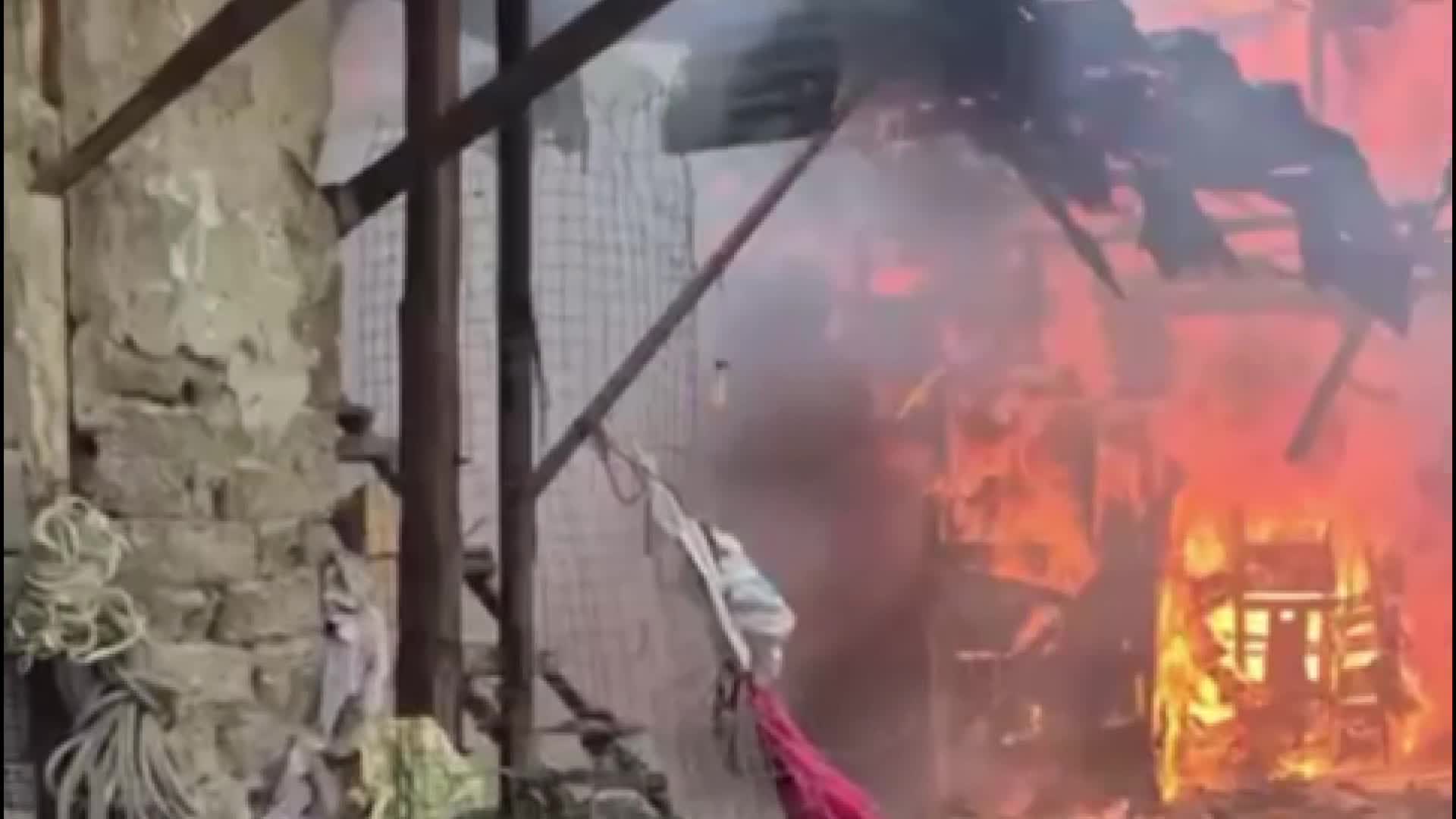 Burdur’da çıkan yangında üç ev kullanılamaz hale geldi