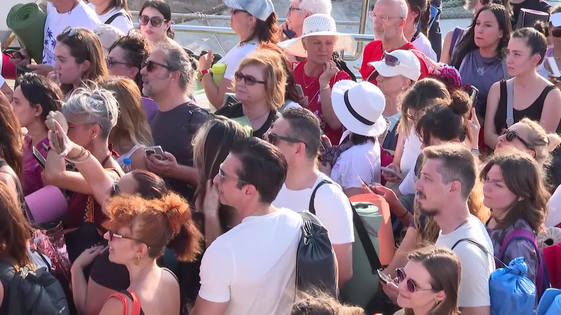Körfez’de sıra dışı etkinlik: İzmir’de güneşi yoga ile uğurladılar