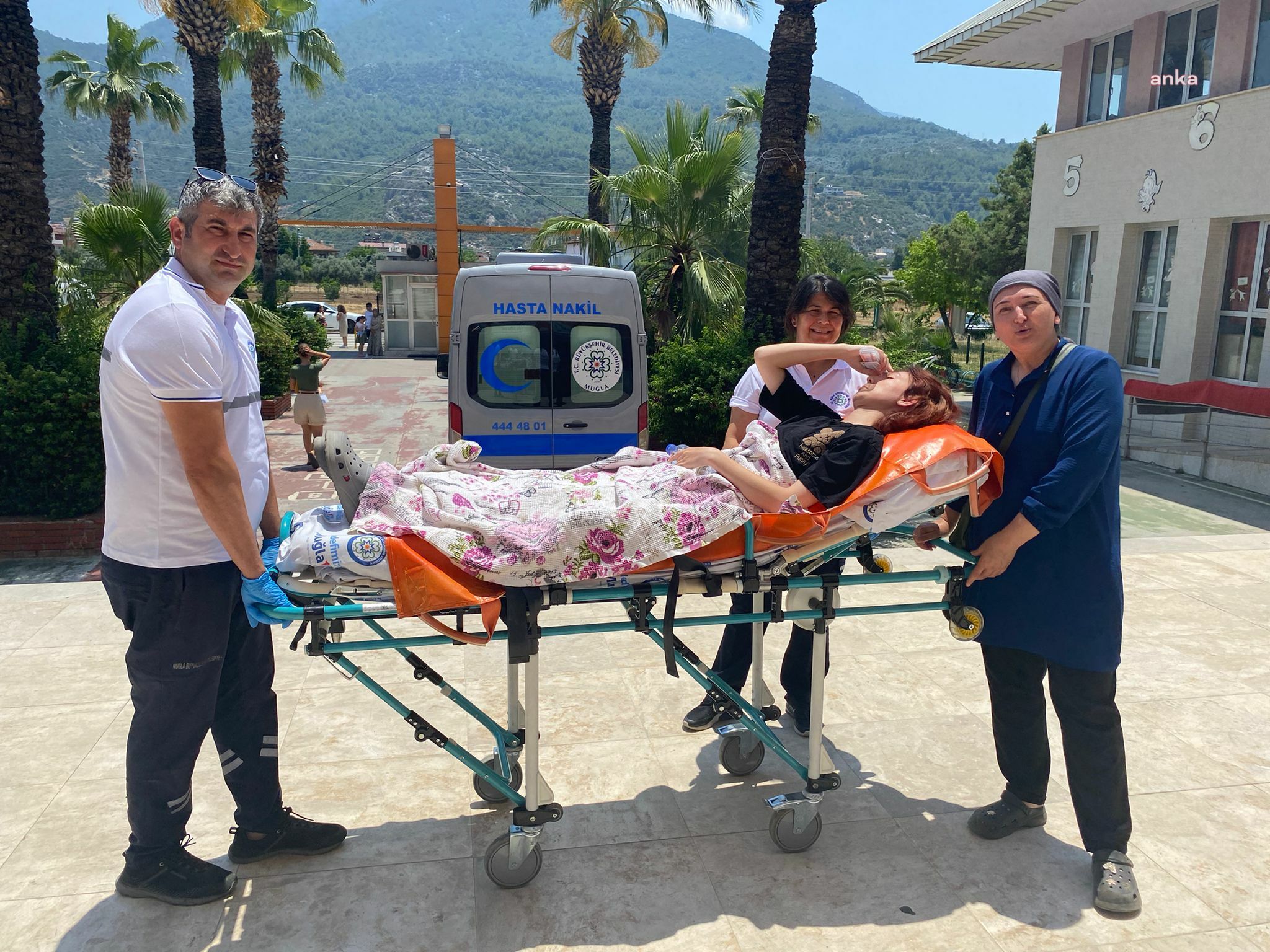 Muğla Büyükşehir Belediyesi'nden yatağa bağımlı öğrenciye ulaşım desteği
