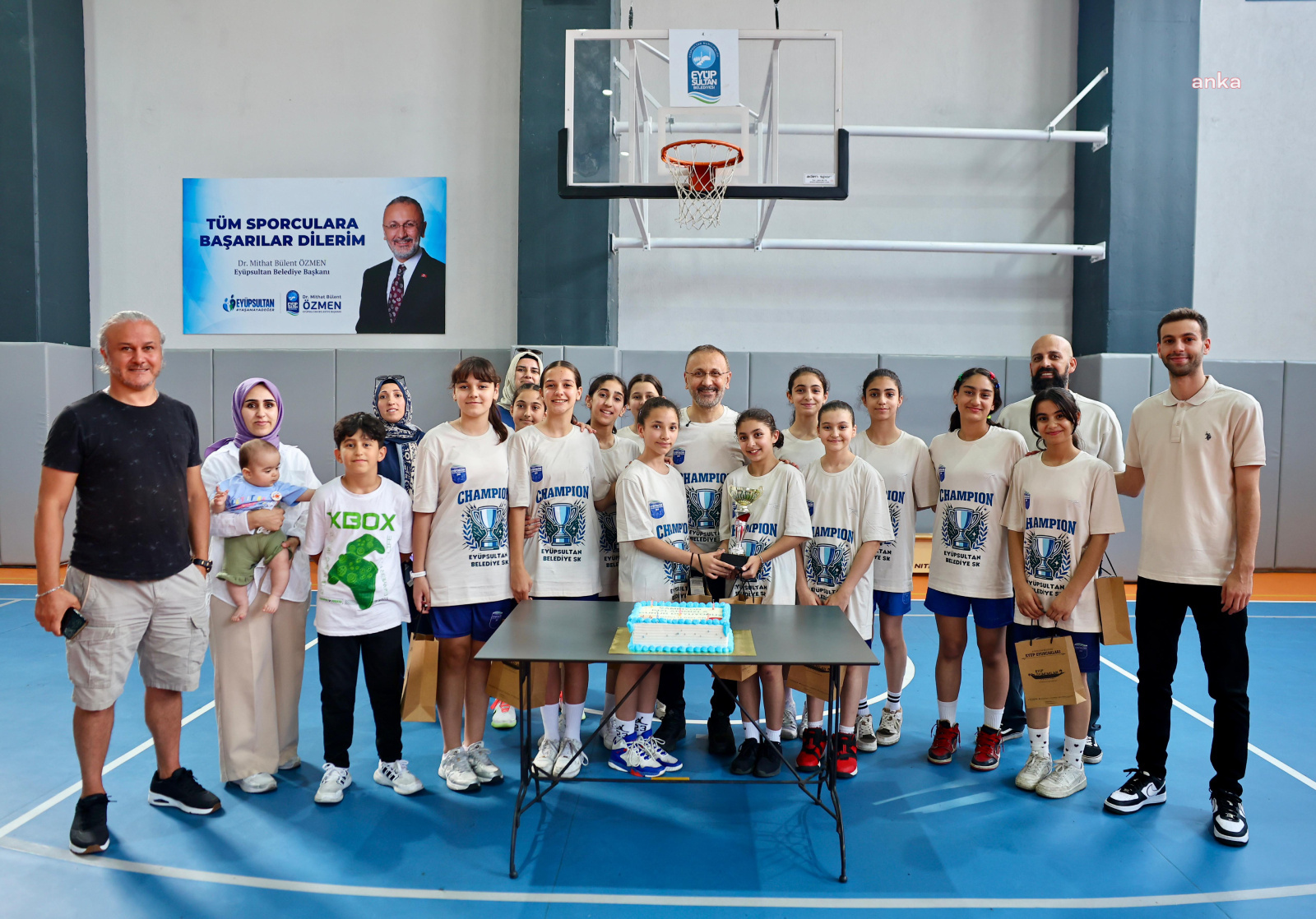 Eyüpsultan Belediye Başkanı Özmen, U12 Kız Basketbol Takımı’nın şampiyonluğunu kutladı