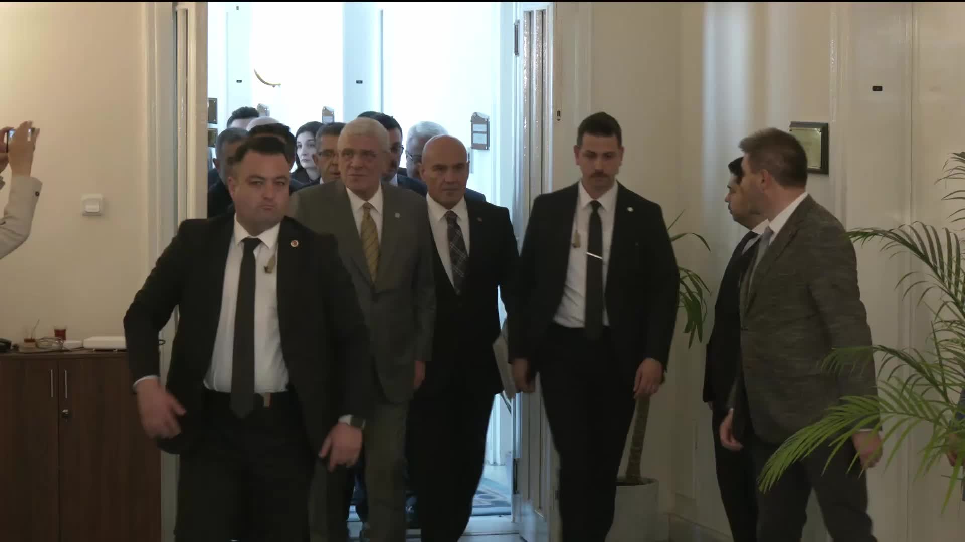 Müsavat Dervişoğlu, AK Parti Grup Başkanı Güler'i TBMM'de ziyaret etti