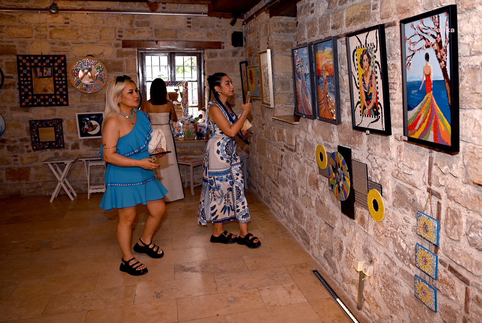 Kuşadası Belediyesi İbramaki Sanat Galerisi’nin duvarlarını mozaik eserler süslemeye başladı