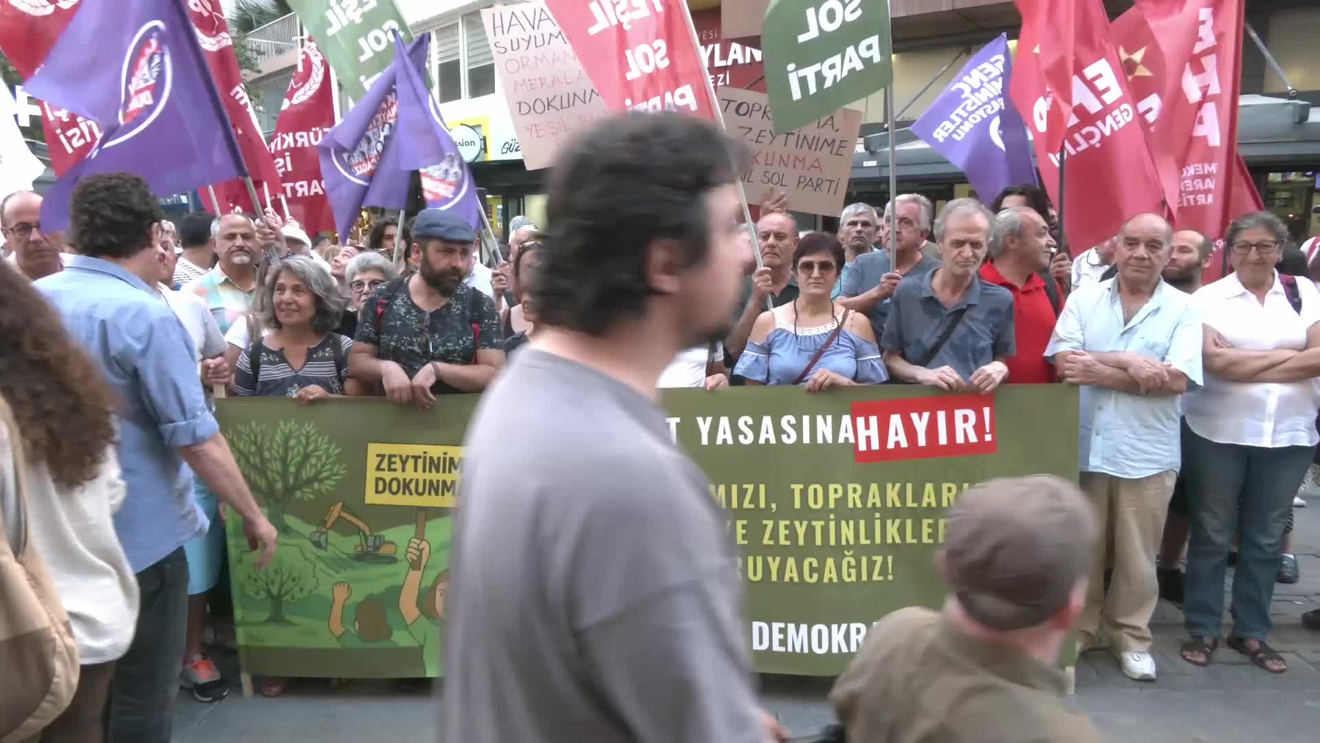 İzmir’de “Zeytinlik Talan Yasası”na tepki büyüyor... "Toprak biziz, gelecek biziz"