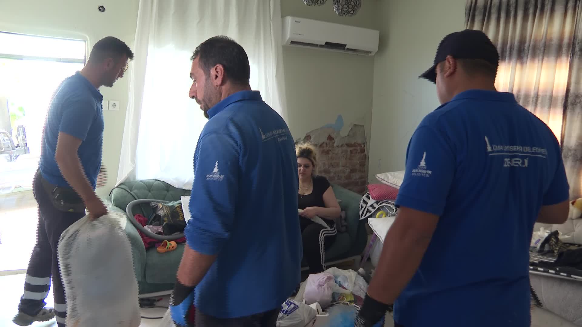 İzmir Büyükşehir Belediyesi evi zarar gören aileyi, Uzundere konutlarına taşıdı
