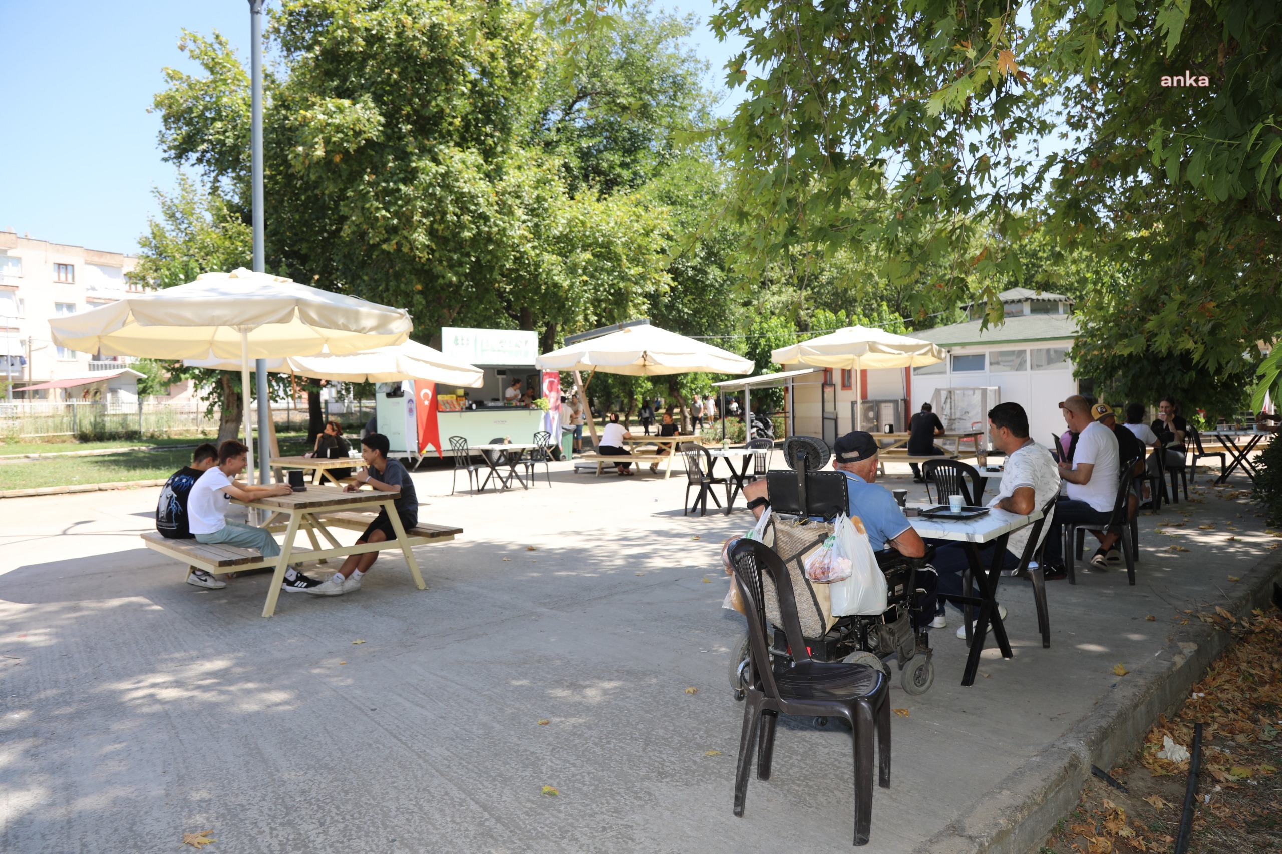 Efes Selçuk Belediyesi'nin hizmete açtığı Engelsiz Kafe, yenilenen yüzüyle hizmetine devam ediyor