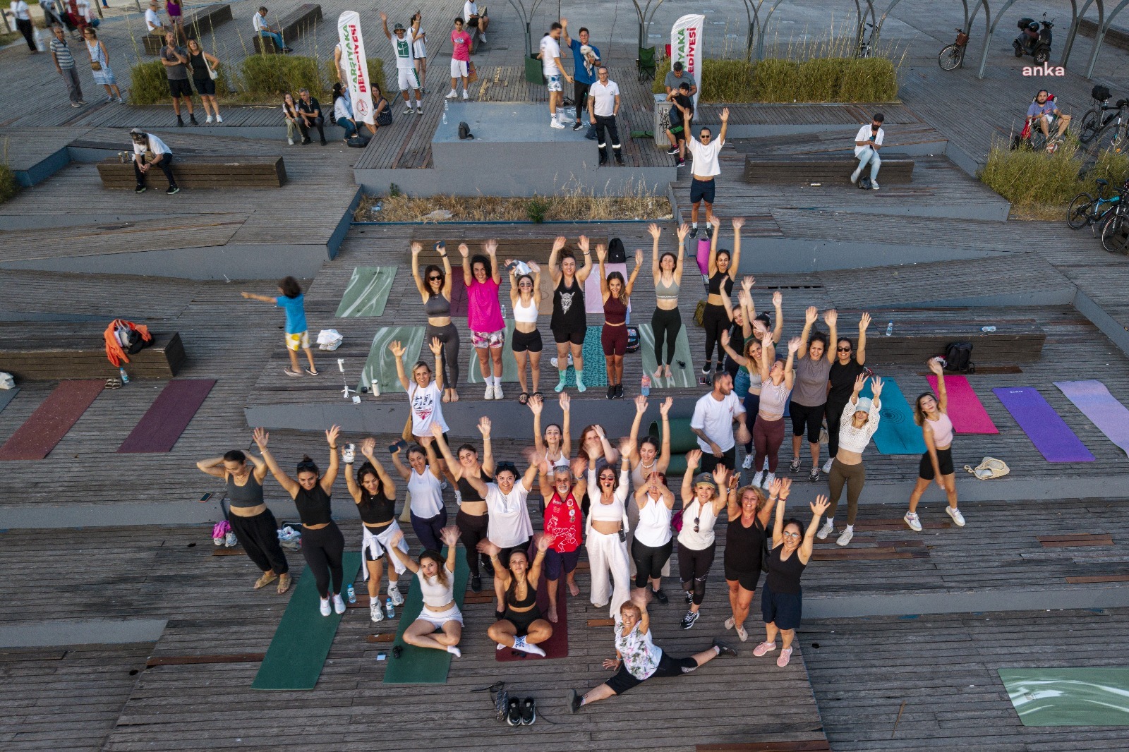 Karşıyaka Belediyesi'nden Bostanlı sahilinde yoga buluşması