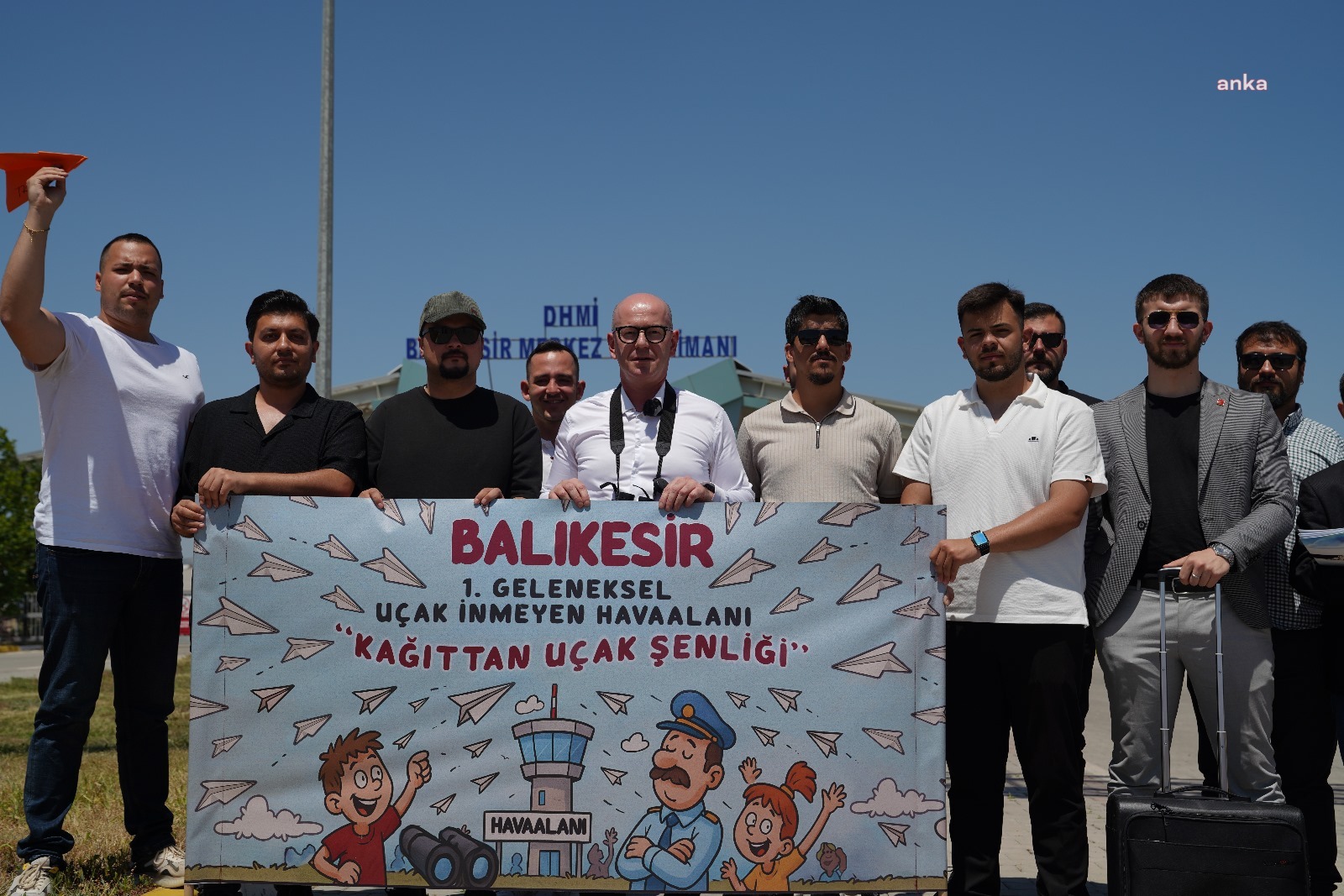 Serkan Sarı, Balıkesir'de "1. Geleneksel Uçak İnmeyen Havaalanı Kağıttan Uçak Şenliği" başlattı: "AKP’nin yaptıklarının izahı yok, mizahı var”