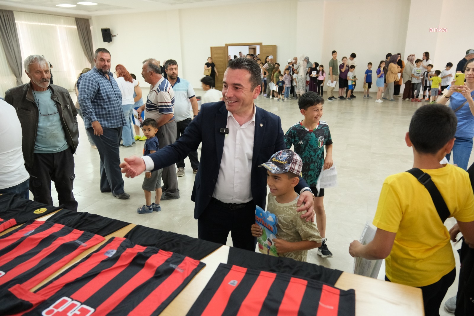 Sivrihisar Belediye Başkan Dökmeci'den çocuklara karne hediyesi
