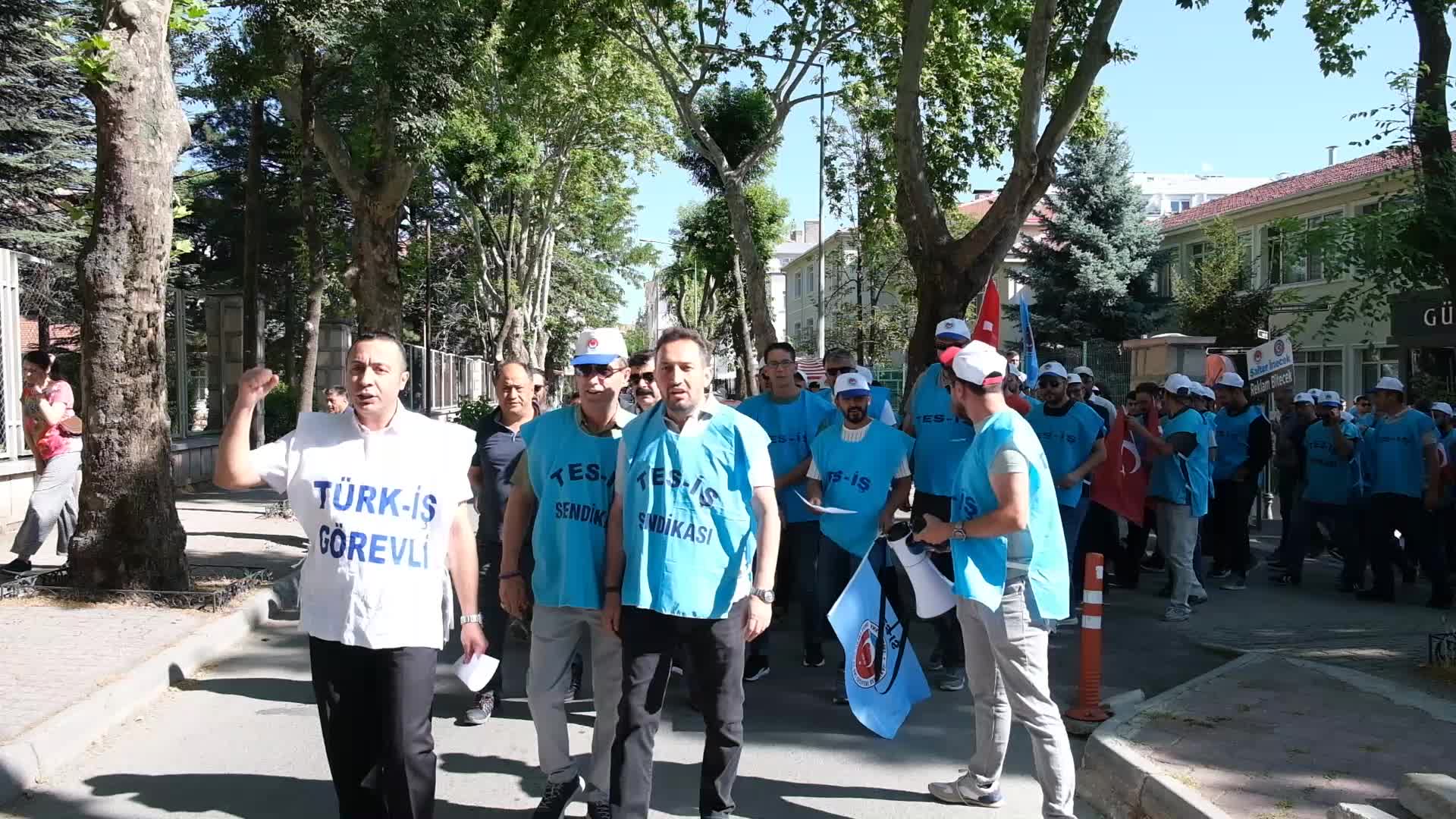 Eskişehir’de kamu işçileri sokağa indi: “Maaşımız değil bir ay, bir hafta bile yetmiyor”