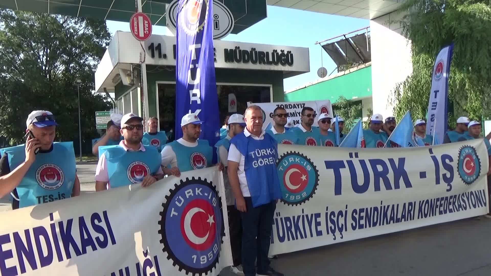 Kamu işçisi için önerilen zam teklifi Edirne'de protesto edildi... Türk-İş Edirne Şube Başkanı Şişko: “Bu işin sonu greve kadar gider”