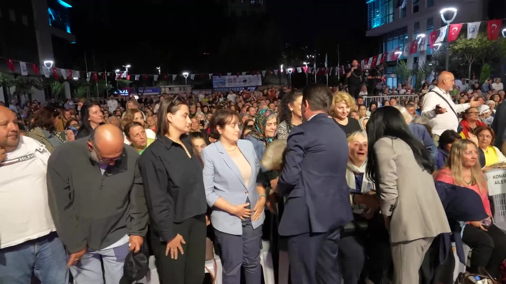 Sunay Akın ile kemençe üstadı Selim Bölükbaşı, Volkan Konak için sahneye çıktı