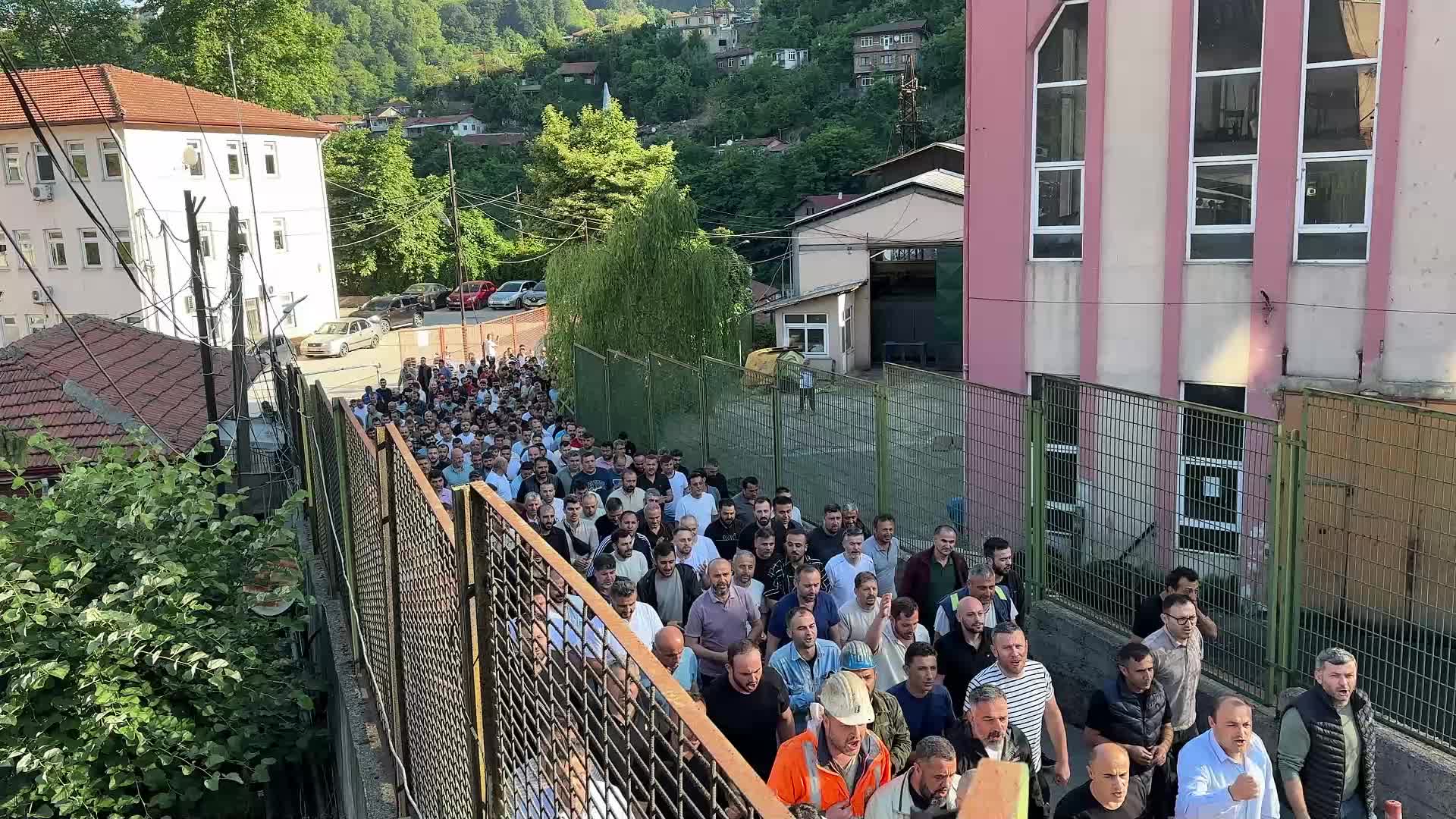 TTK ve MTA işçileri, kamu işçisi için önerilen zam teklifini Zonguldak'ta protesto etti