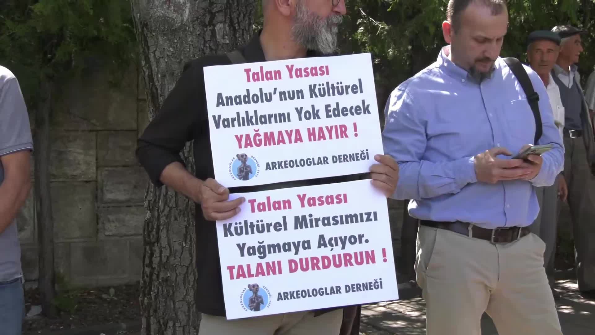 Zeytinliklerin madencilik faaliyetlerine açan yasa teklifi TBMM önünde protesto edildi: "Topraktan geldik toprağa gideceğiz. Madene gömülmeyeceğiz”