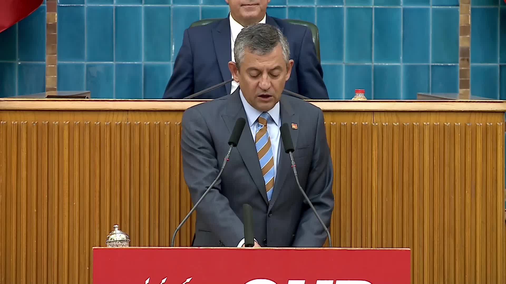 CHP Grup Toplantısı... Özgür Özel: Asgari ücreti 30 bin 205 liraya çıkarırsak asgari ücretli bayram yapmaz ama bir nefes alır