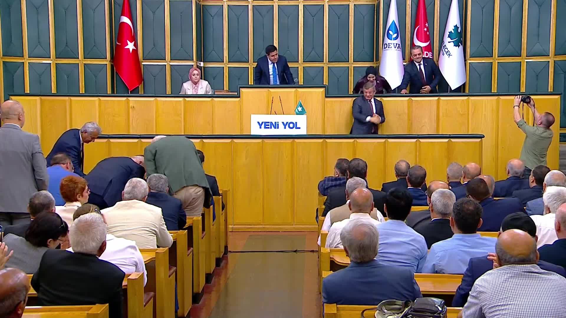 Yeni Yol grup toplantısı... Davutoğlu'ndan Dışişleri Bakanlığı'na tepki: "Haklı ile haksız arasında ayrım yapmadığınız zaman diplomaside adınız, sözünüz dinlenmez"