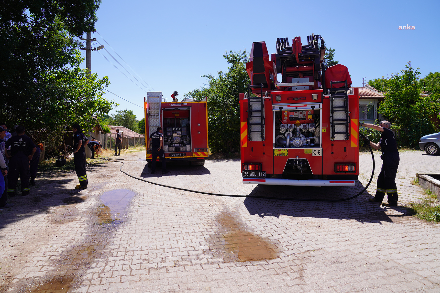 Tepebaşı Belediye Başkanı Ataç yanan evlerde incelemelerde bulundu