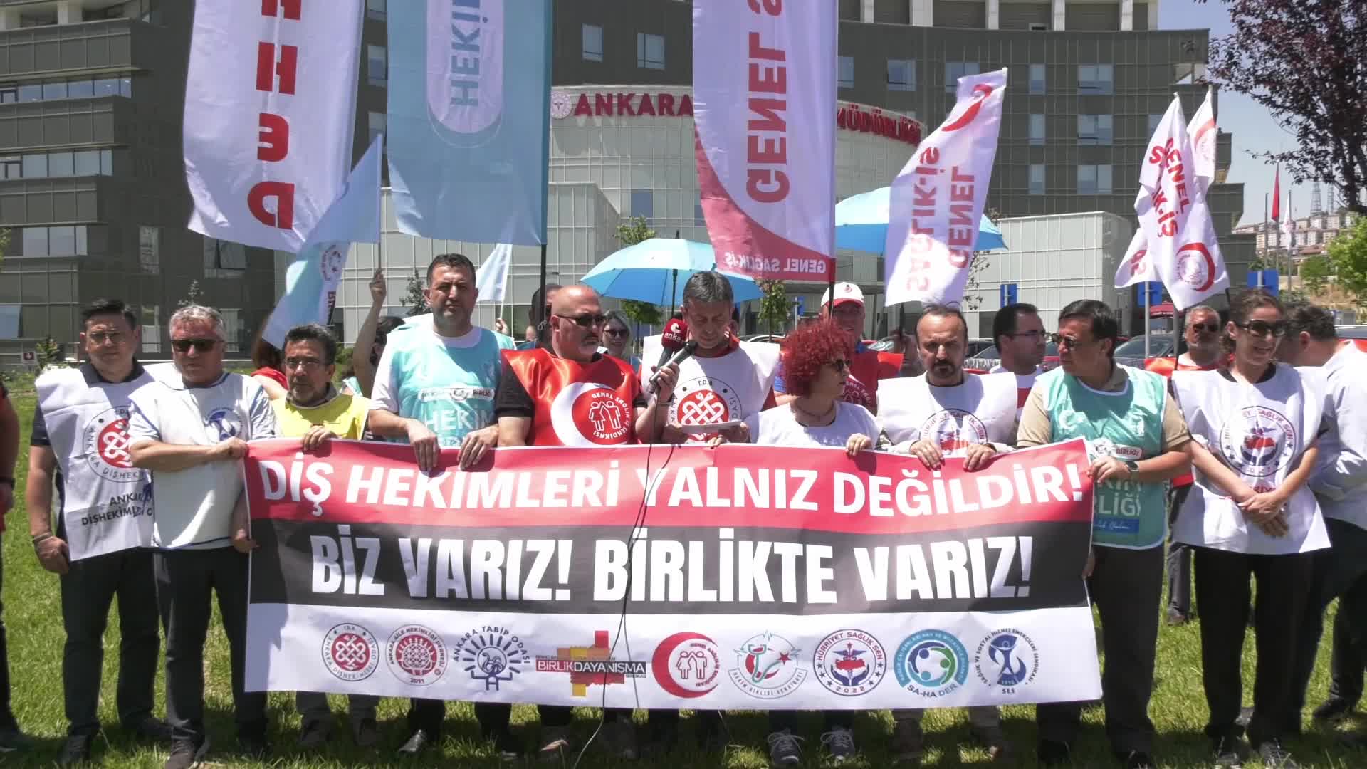 Diş hekimlerinin sorunları…Sağlık meslek örgütleri: “Kamuda çalışan diş hekimleri, artan MHRS baskısı, kontrolsüz hasta akışı ve liyakatsız yöneticilerin mobbingleriyle tükenmişlik yaşamaktadır”