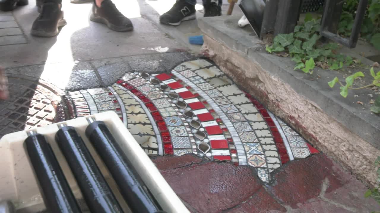 Sanat ve geri dönüşüm Çankaya sokaklarında buluştu: Kaldırımlar Fransız sanatçı Ememem'le renkleniyor