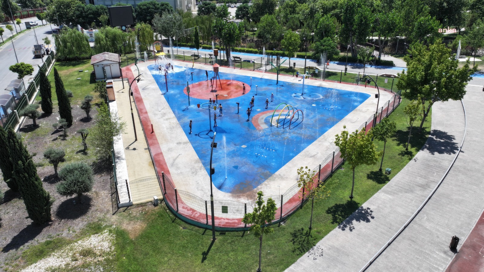 Manisalı çocuklar, Fresh Park'ta hem serinliyor hem eğleniyor