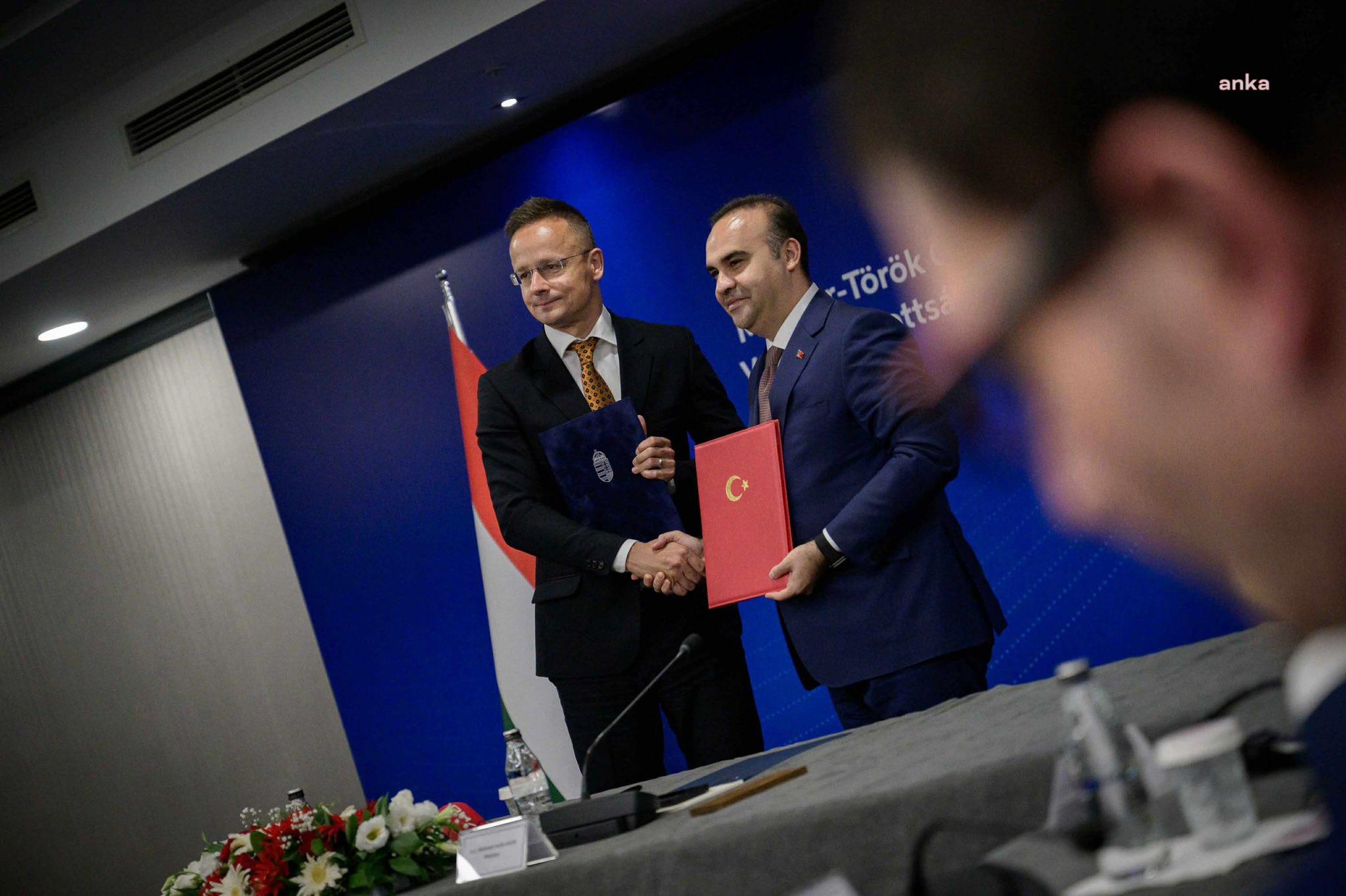 Macaristan Dışişleri Bakanı Szijjarto ve Sanayi ve Teknoloji Bakanı Kacır, Macaristan'a gaz sevkiyatının artırılmasını öngören anlaşmayı imzaladı