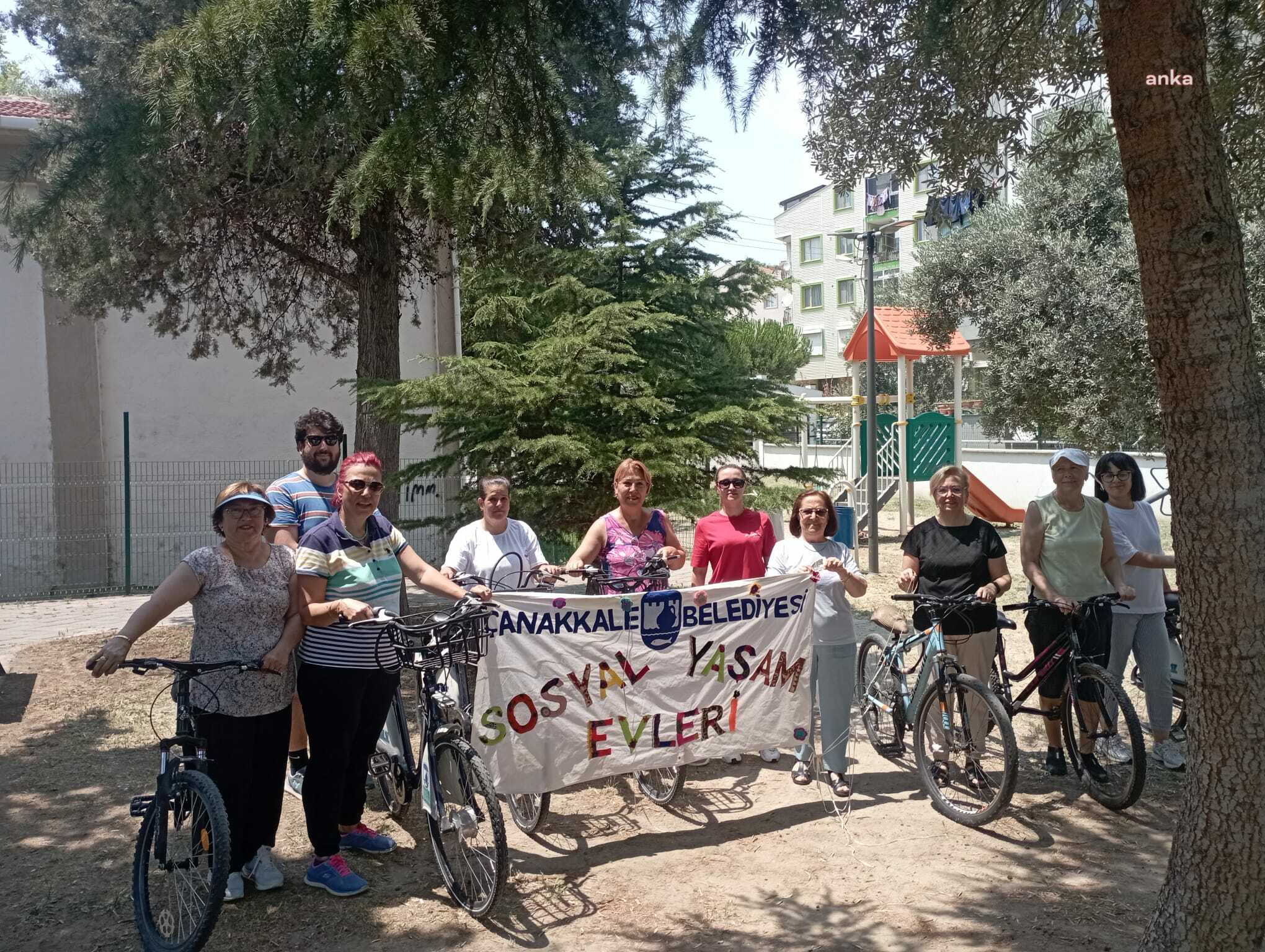 Çanakkale'de kadınlar bisiklet sürmeyi öğreniyor