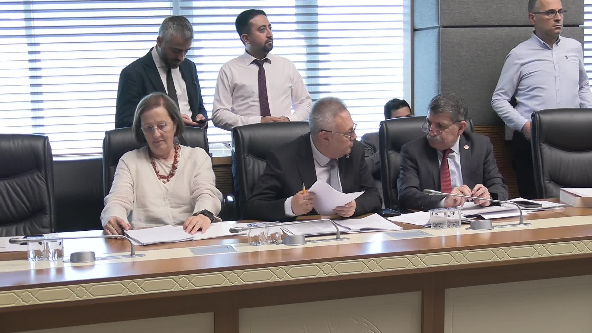 TBMM Sağlık, Aile, Çalışma ve Sosyal İşler Komisyonu... CHP'li Karaoba: Sizin en büyük sorununuz vatandaş odaklı hizmet vermek değil,  parasallaşmış bir sağlık sistemini daha fazla doyurmak
