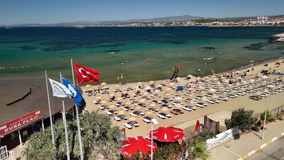 Ayvalık Belediyesi plajlarında Mavi Bayrak göndere çekildi