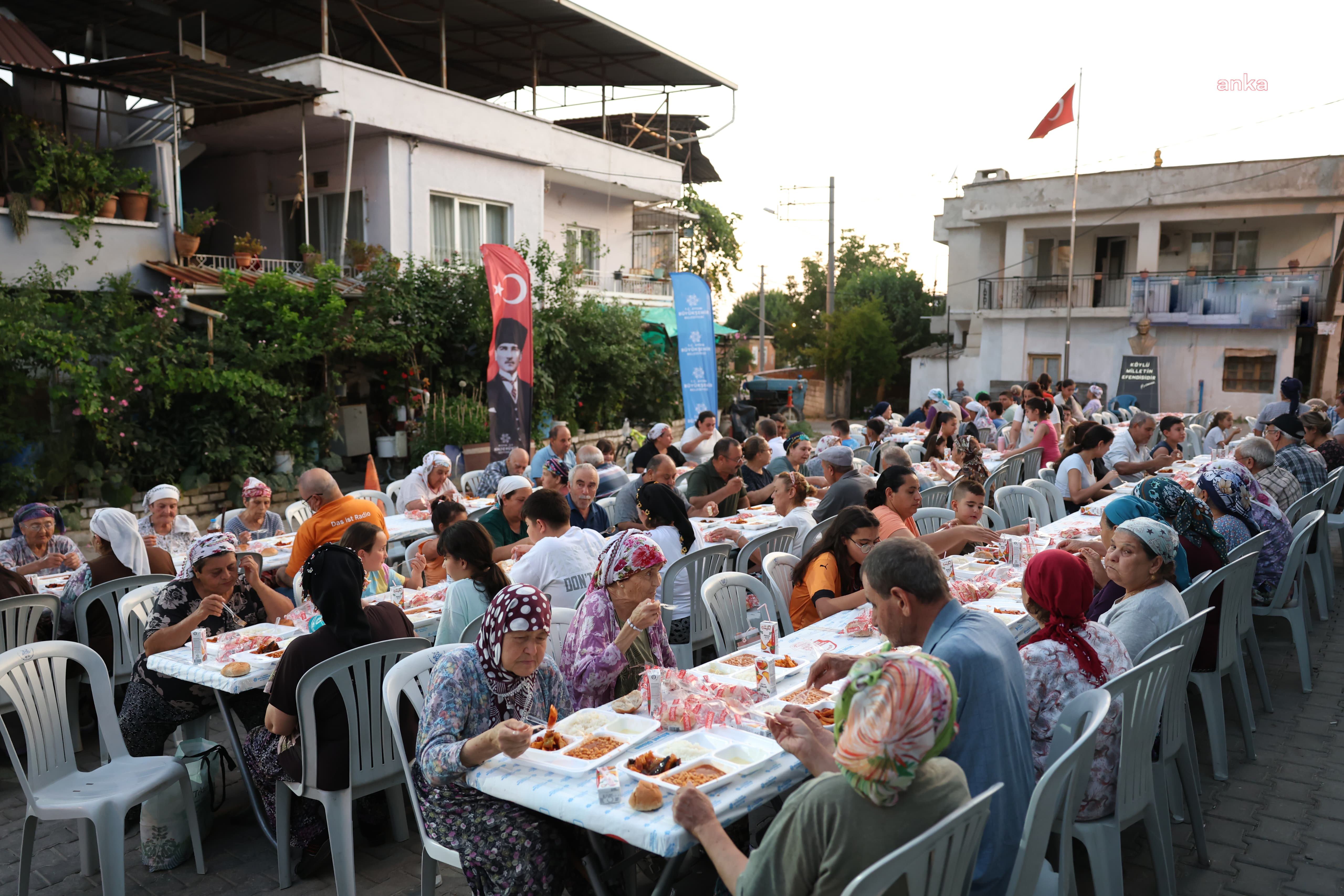 Aydın Büyükşehir Belediyesi,  Muharrem ayı boyunca iftar programları düzenleyerek vatandaşları buluşturuyor
