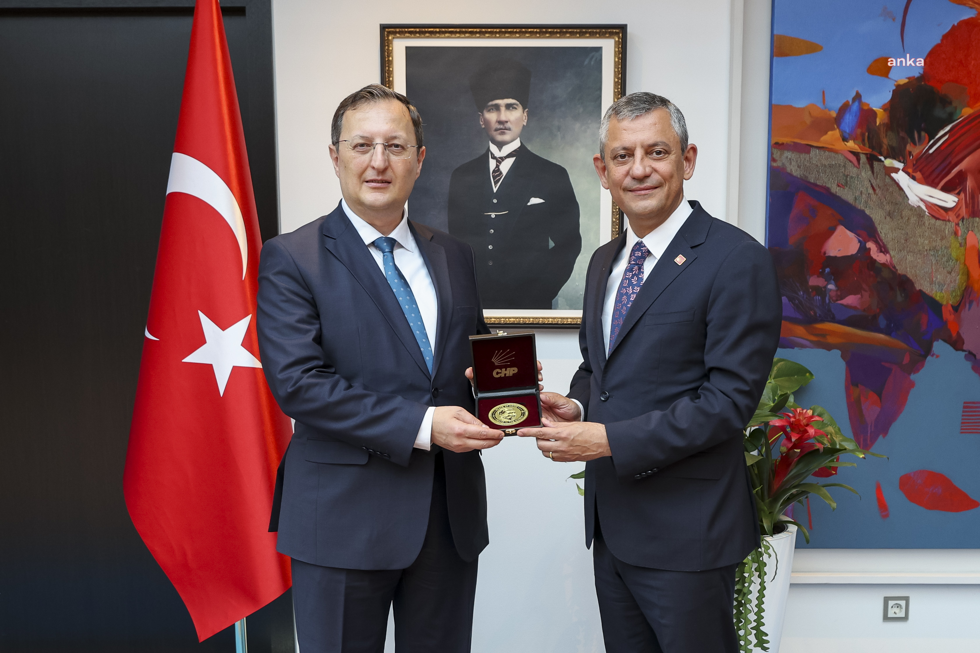 Özgür Özel, Türkiye'nin Berlin Büyükelçisi Gökhan Turan’ı ziyaret etti