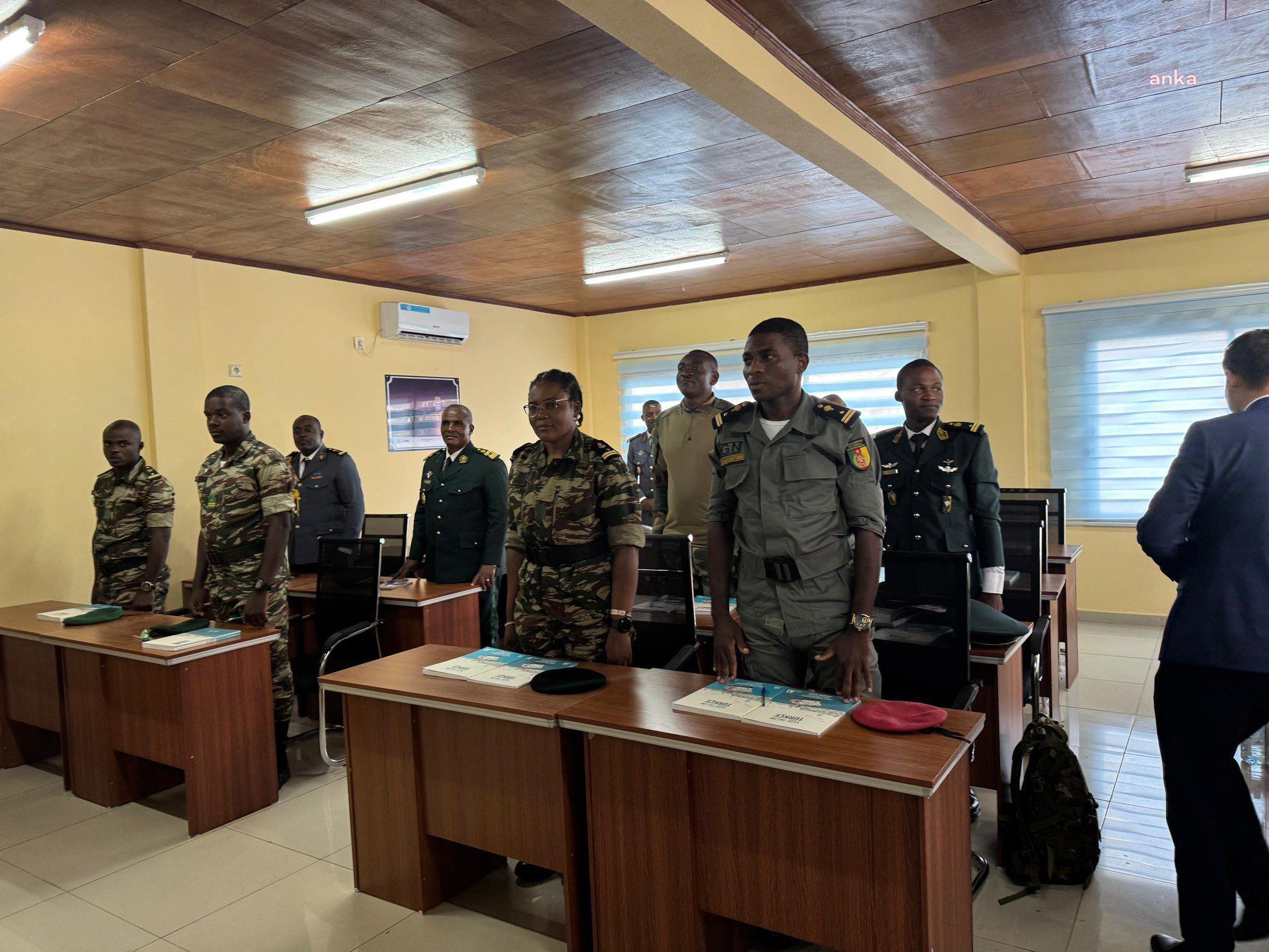 Kamerun Harp Okulu'ndaki dershanede, Türkiye'de eğitim alacak Kamerunlu askeri lise öğrencilere ilk Türkçe ders verildi