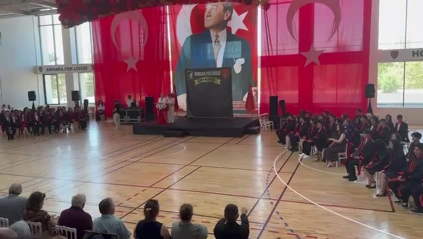 Ankara Fen Lisesi öğrencileri,  mezuniyet töreninde okul müdürünü protesto etti