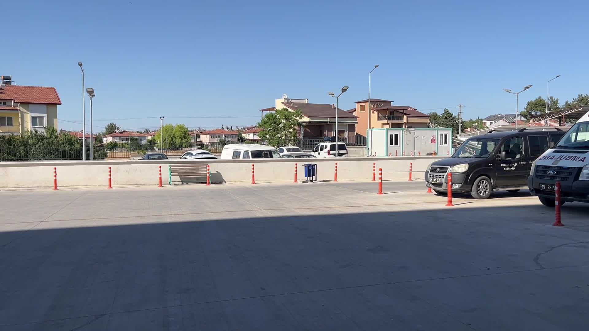 Salda Gölü'nde boğulma tehlikesi geçiren genç kız hastaneye kaldırıldı
