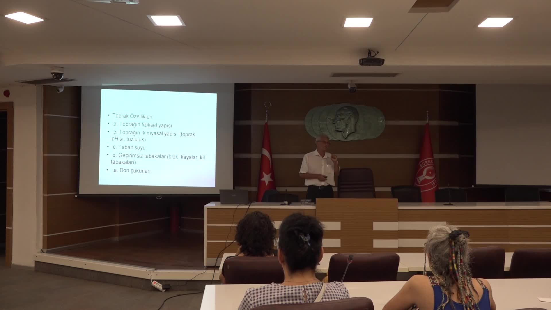 Bornova’da üreticiye bilimsel destek: Prof. Dr. Ünal, meyvecilikte doğru bilinen yanlışları anlattı
