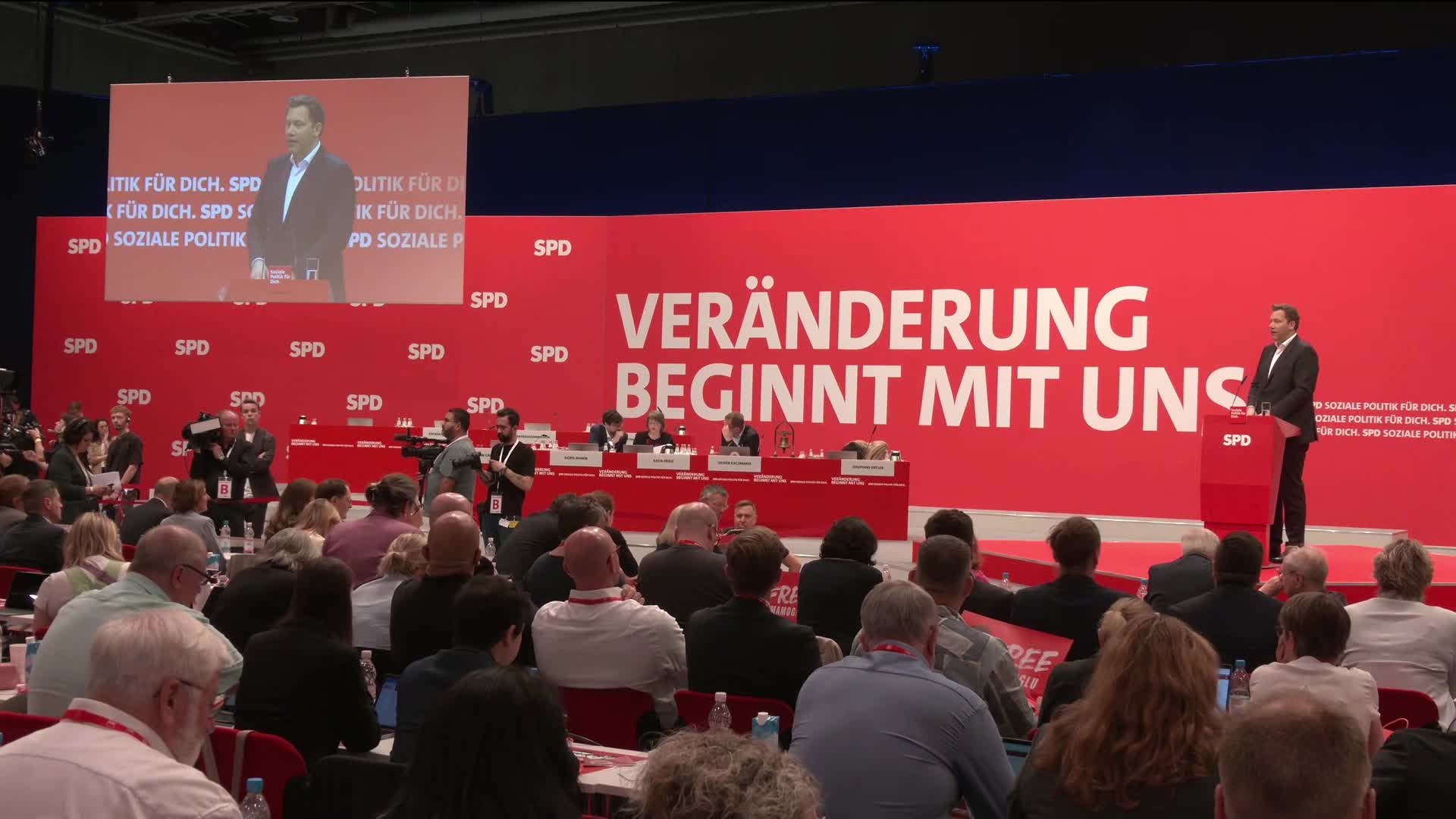 CHP Lideri  Özel, Berlin’de SPD Kongresi’nde konuştu: ''Siyasi tarihimizde, demokrasiye dönük en ağır saldırılardan biri yaşanmaktadır''