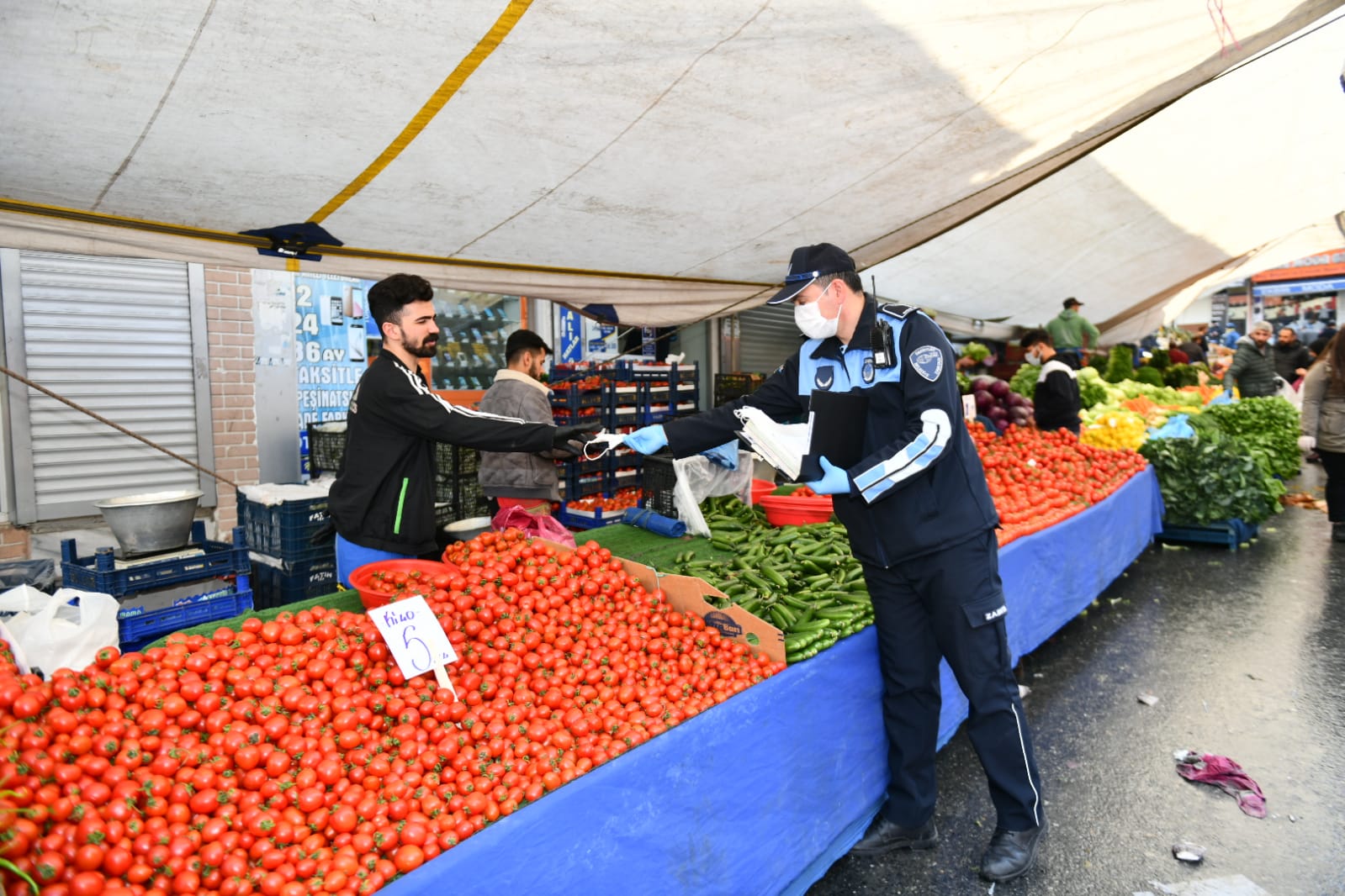 ESENYURT ZABITASI PAZAR YERLERİNDE DENETİMLERİNİ SÜRDÜRÜYOR