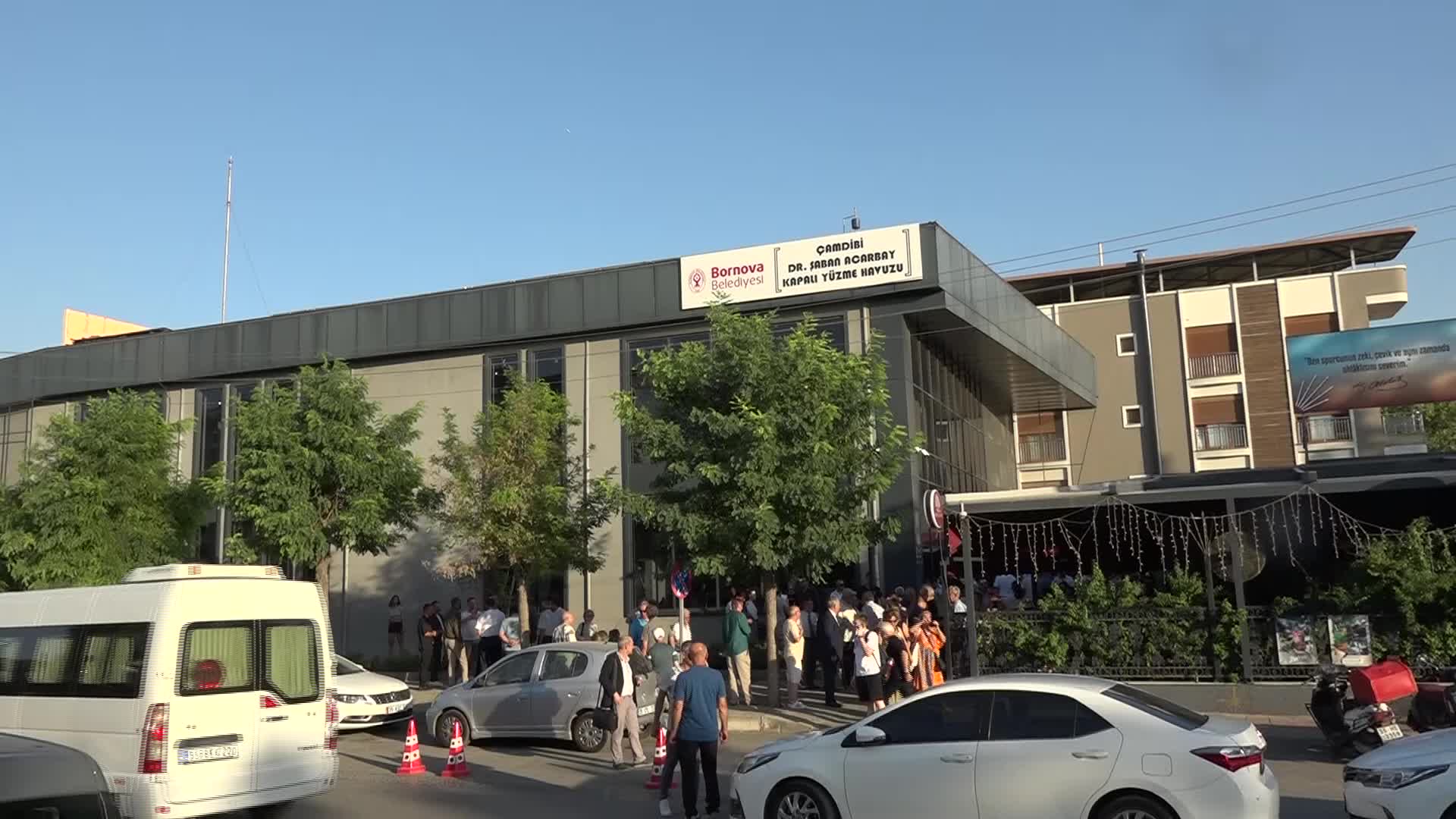 İzmir ve Türk sporuna emek veren Dr. Şaban Acarbay’ın adı, Yarı Olimpik Kapalı Yüzme Havuzuna verildi