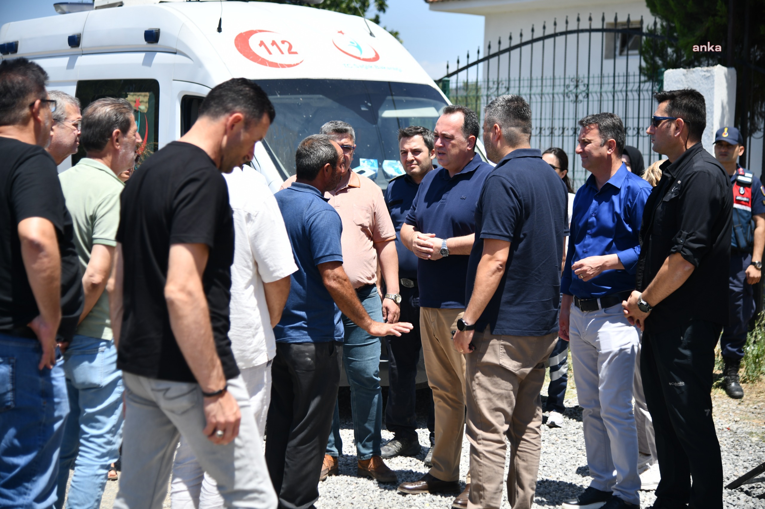 Manisa Büyükşehir Belediye Başkanı Dutlulu, Akhisar'da yangın yerinde incelemelerde bulundu