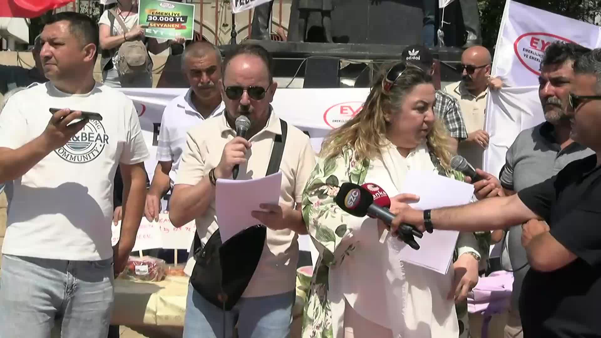 Emekliler Kadıköy'de eylemde:  Aş yerine dert kaynatıyoruz