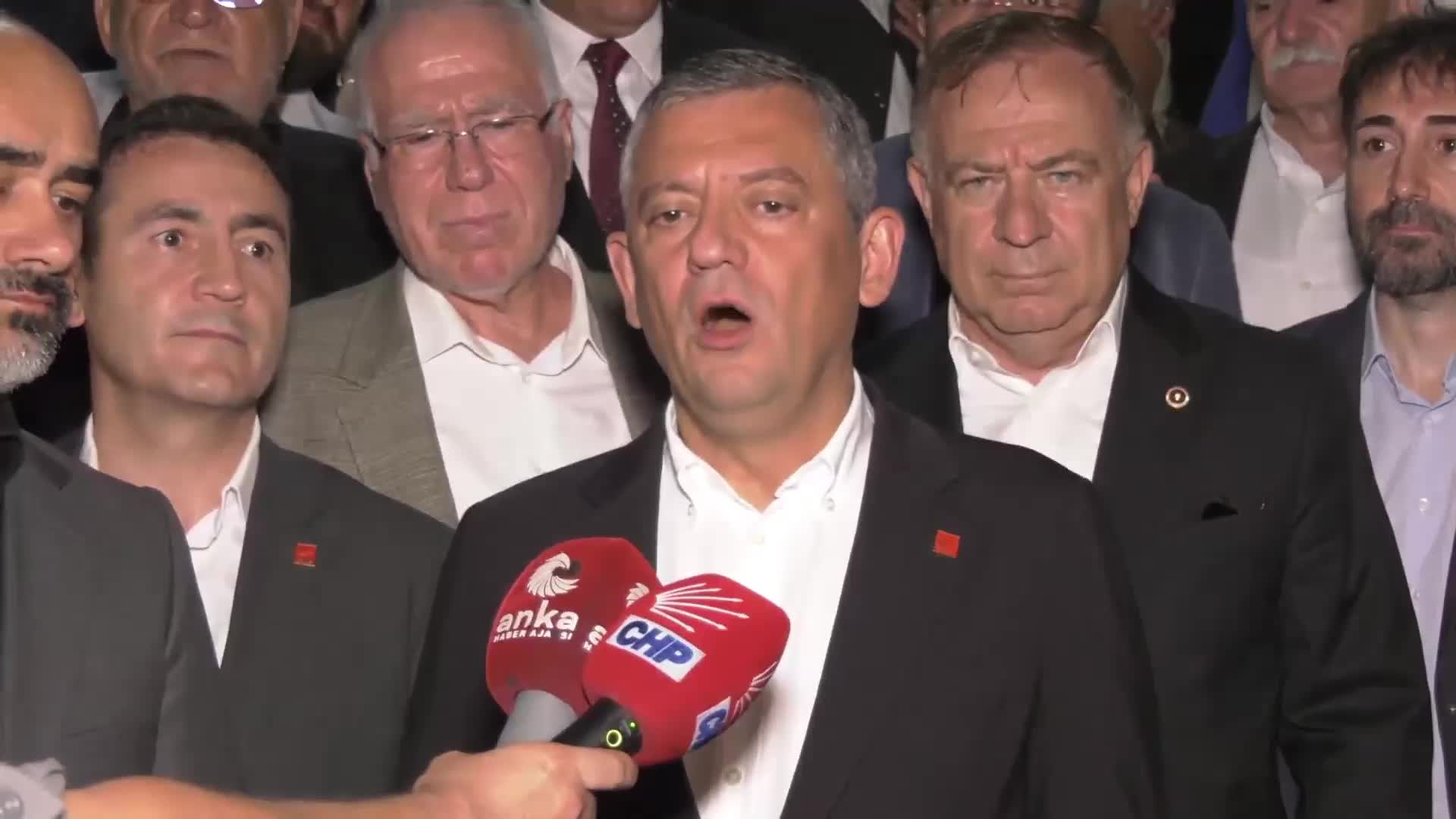 Özgür Özel: Verecekleri her karara hazırız. Cumhuriyet Halk Partisi dimdik ayaktadır